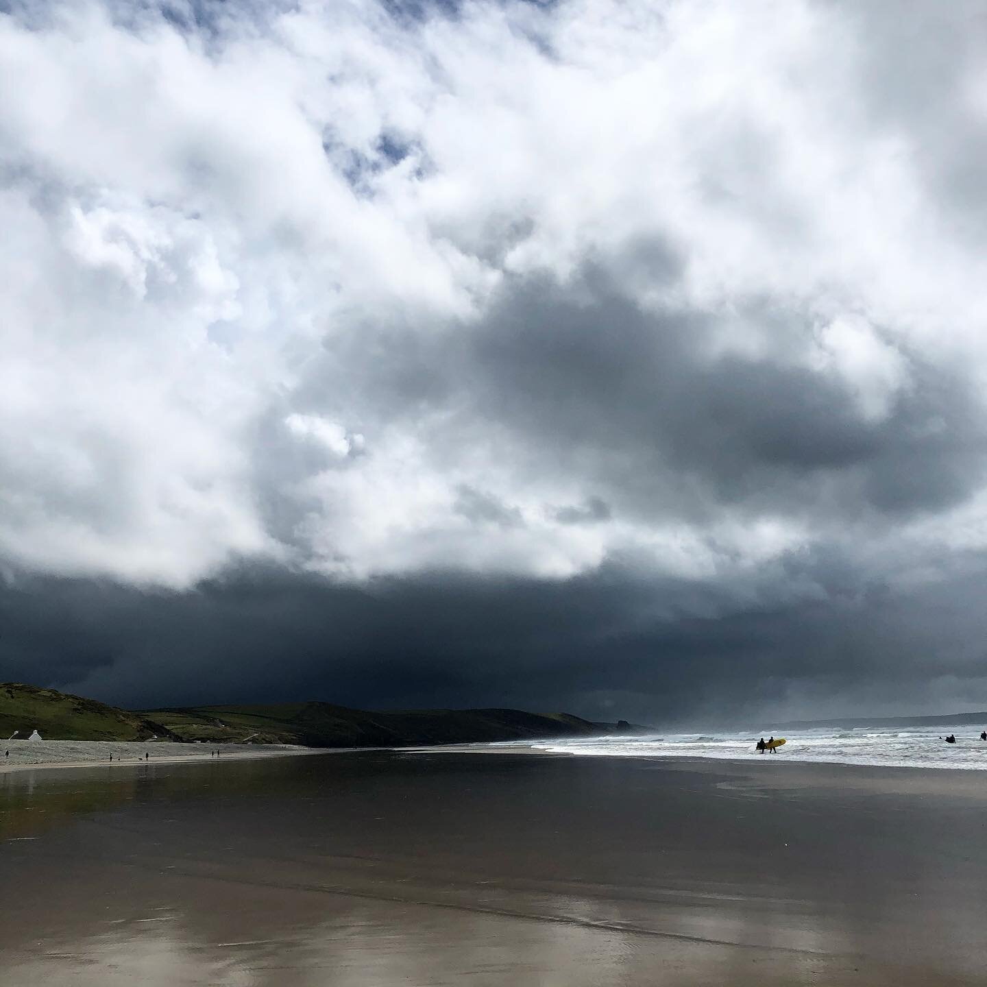 Some intense weather down Newgale today. We had a little pocket of blue sky above us for two hours, but torrential rainstorms either side of the bay. Perfect painting inspiration, at a place that I have painted hundreds of times. 🌧 

#cloud #clouds 