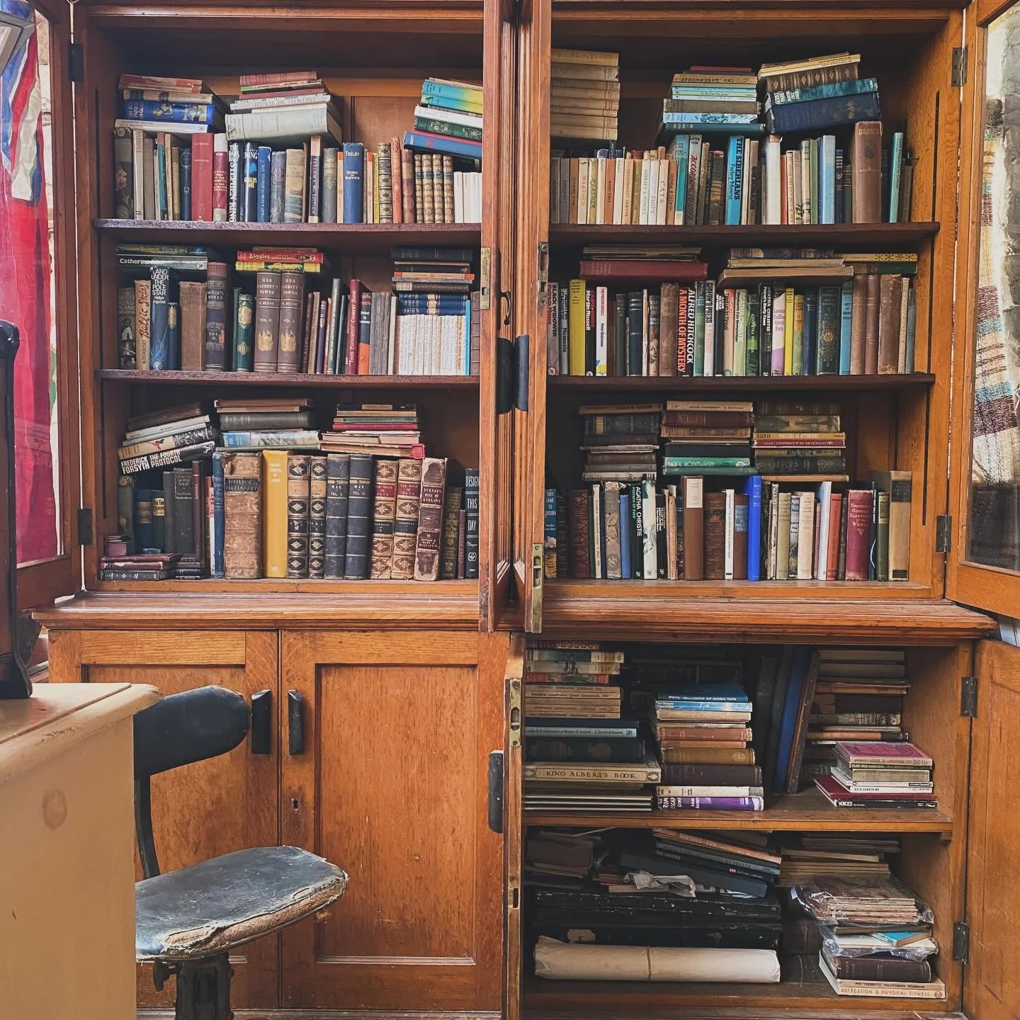 📚 30% OFF ALL BOOKS! 📚 

Over 450 to choose from. Here&rsquo;s just a few! 

www.etsy.com/shop/driftniceties

#books #sale #bookworm #antiquebooks #lovereading #hardback #crimefiction #fiction #nonfiction #book #reading #antiquarianbooks #antiquari