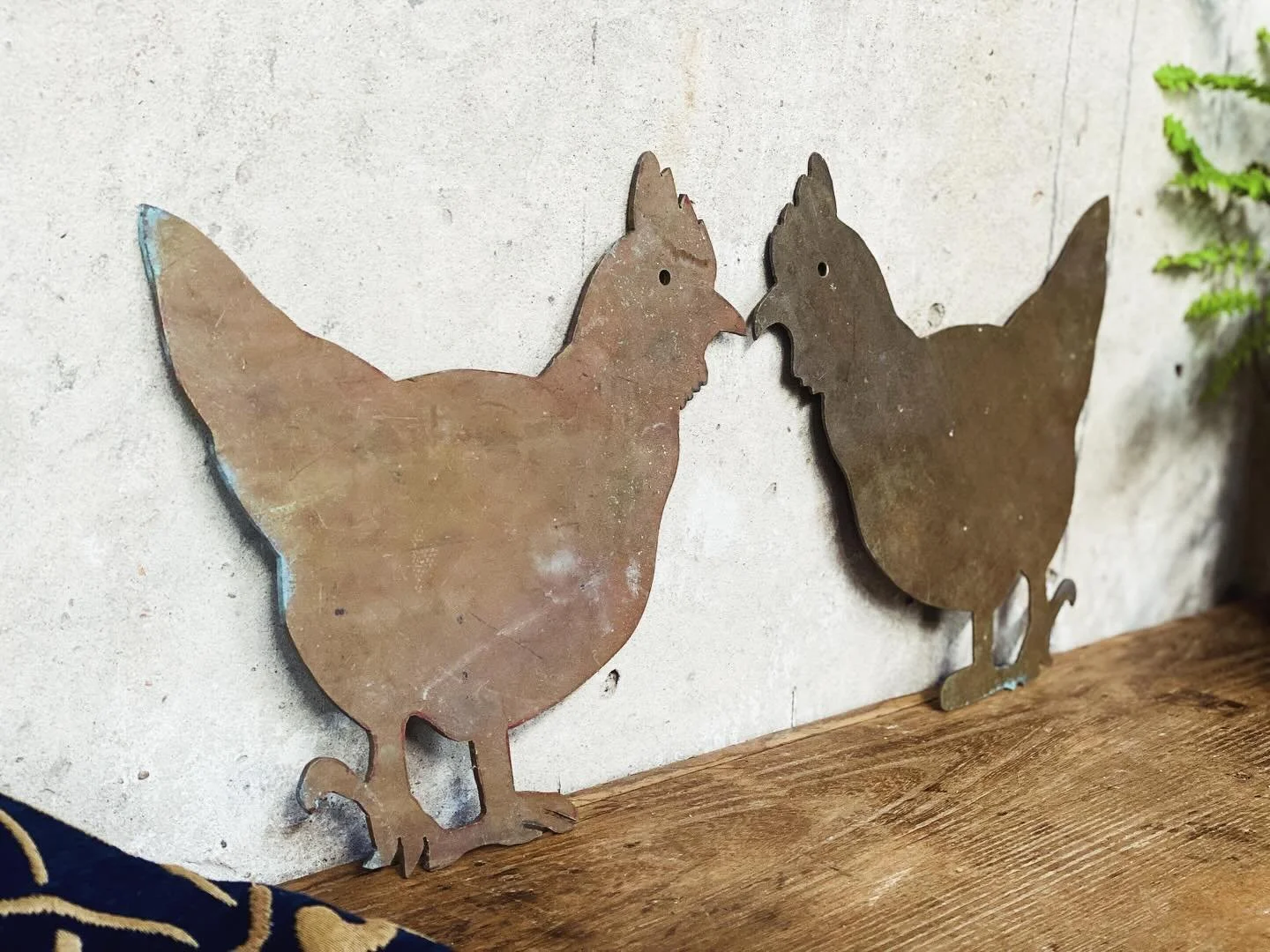 SOLD 🔴

Pair of vintage brass chickens. Available on my website.

https://driftniceties.com/product/pair-of-vintage-brass-chickens/

#chickens #decorative #vintage #antiques #vintagesign #farmhouse #cottage #country