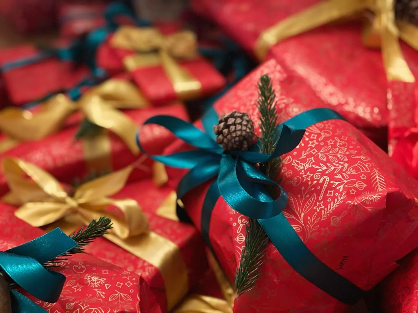 Presents are wrapped! Today involves a bit of cooking, long walk, followed by the pub - but only one! Father Christmas has work to do!

#merrychristmas #smallbusiness #supportsmallbusiness #christmas #giftwrapping