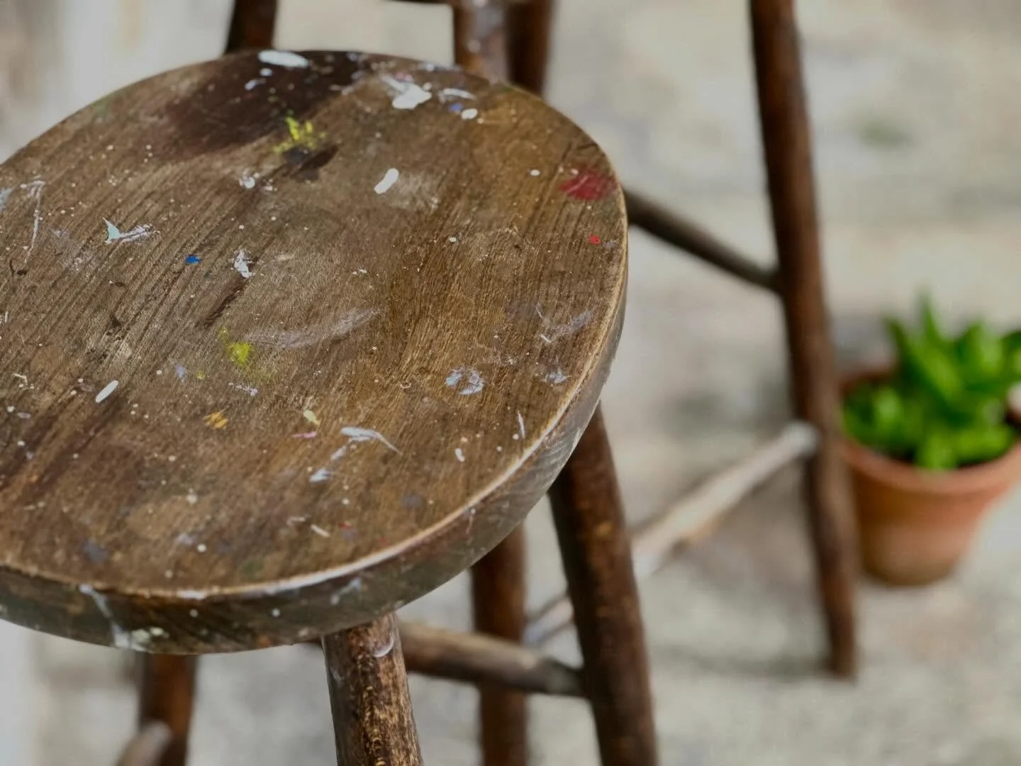 A pair of vintage wooden stools from an artist&rsquo;s studio.

Now available on my website - link in bio!

#vintage #interiordesign #interiordecor #woodenstools #decorate