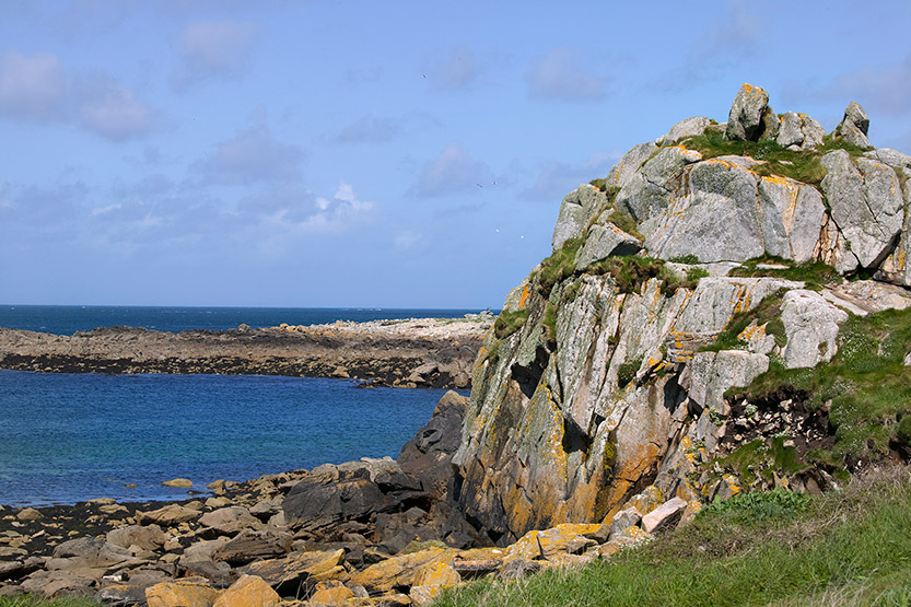 Sur la rive droite de l'Aber Wrac'h, les roches de Lilia © SD