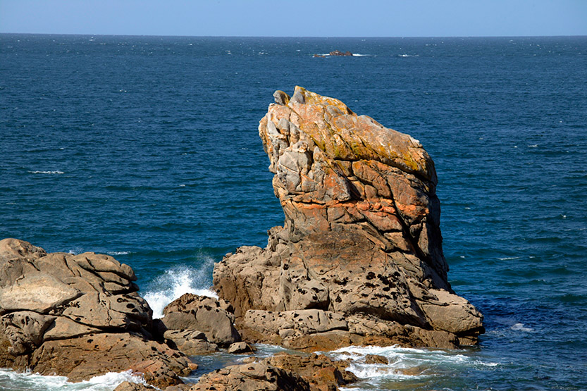 Sur la rive droite de l'Aber Wrac'h, les roches de Lilia © SD