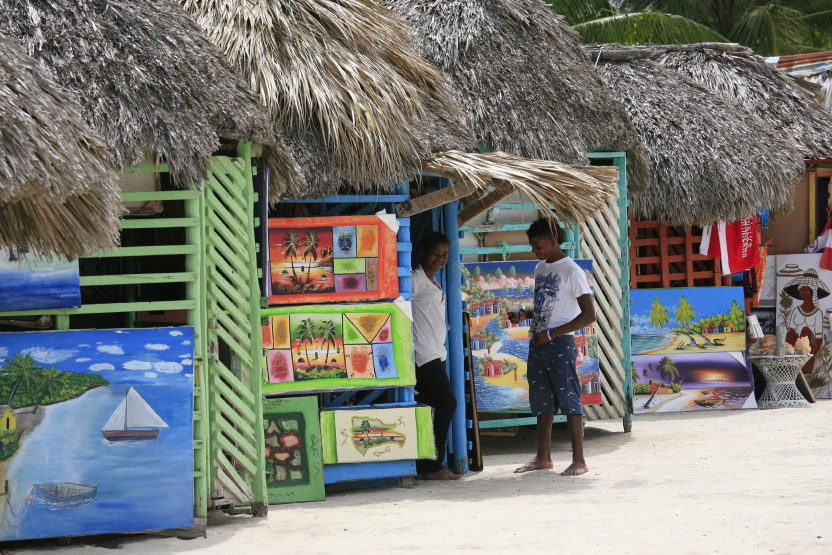 Boutiques de souvenirs, village sur l'île Saona