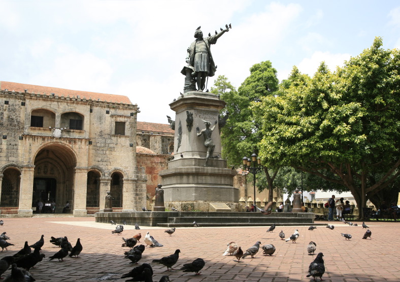 Parc et square Colomb devant la cathédrale à Saint-Domingue