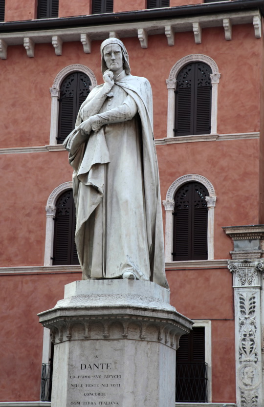 Statue de Dante, Piazza dei Signori, Vérone