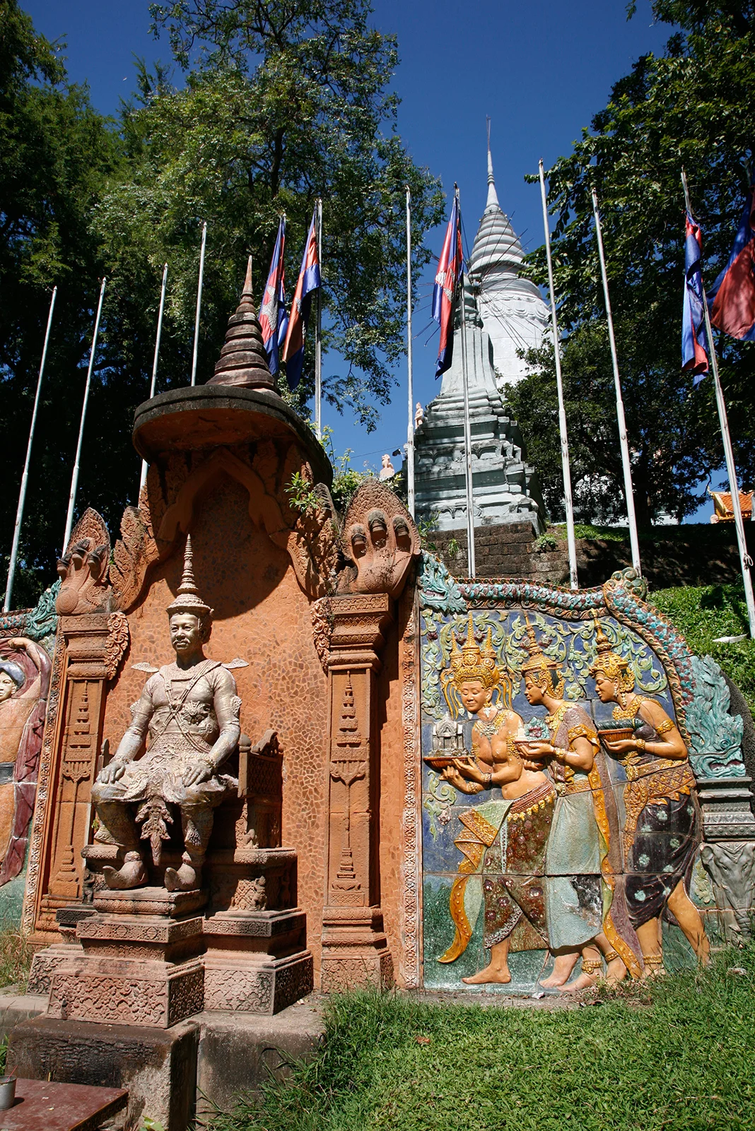 Wat Phnom, avec un stupa pour honorer le mont Phnom © JJS