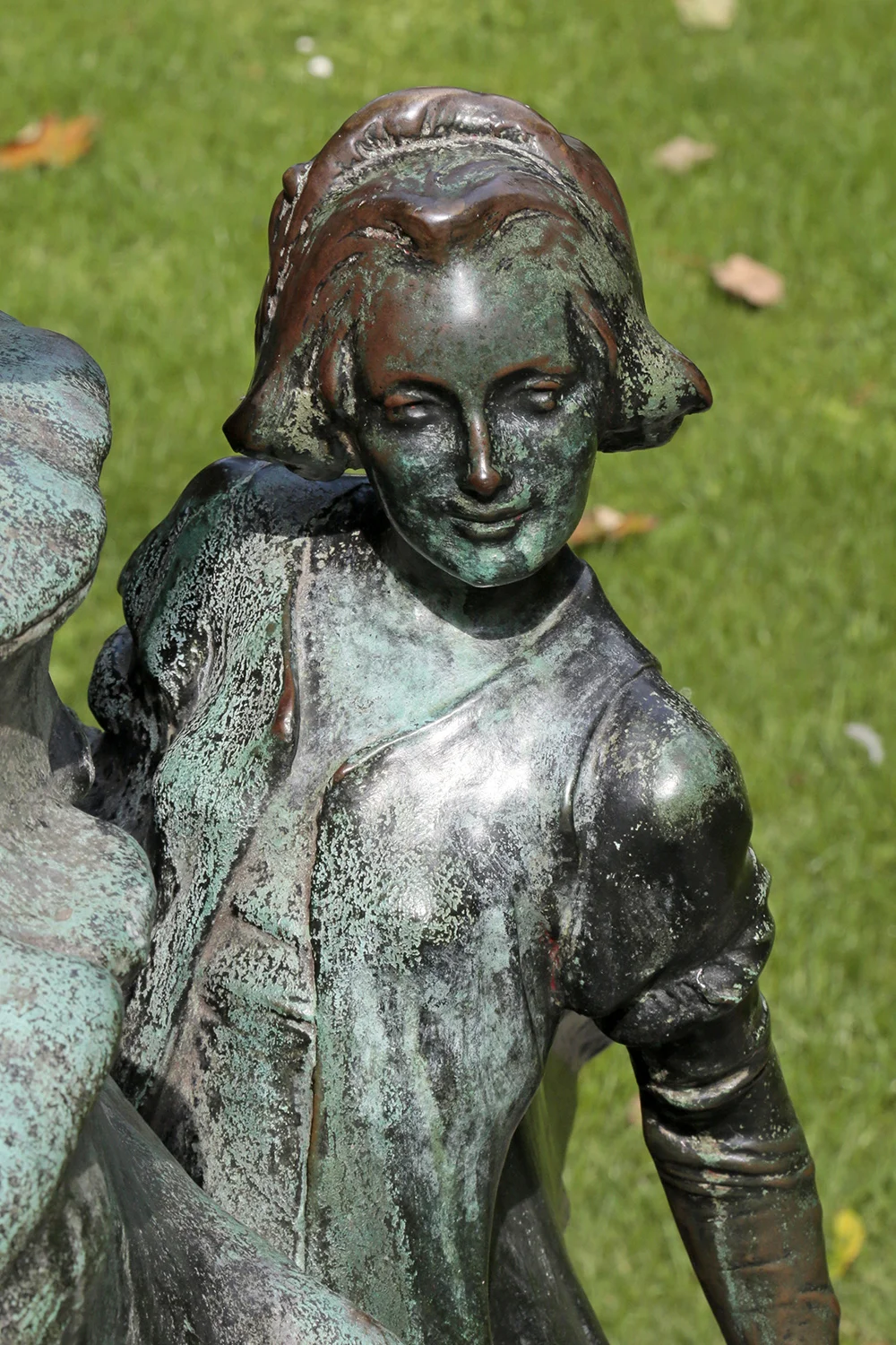 Au pied de la statue de Peter Pan, Parc d'Egmont