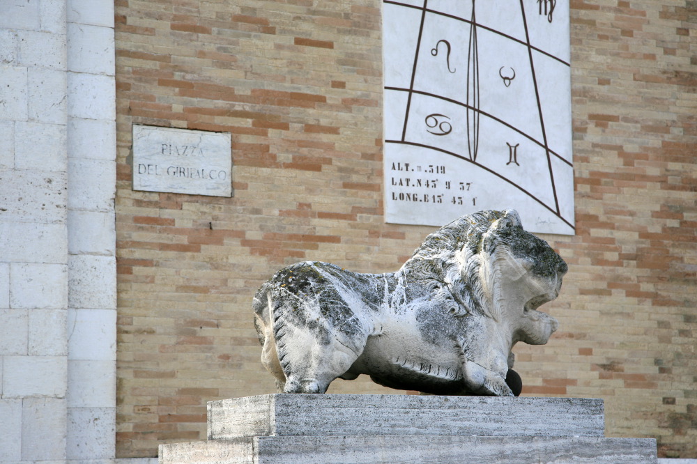 Lion à l'extérieur de la basilique de Fermo