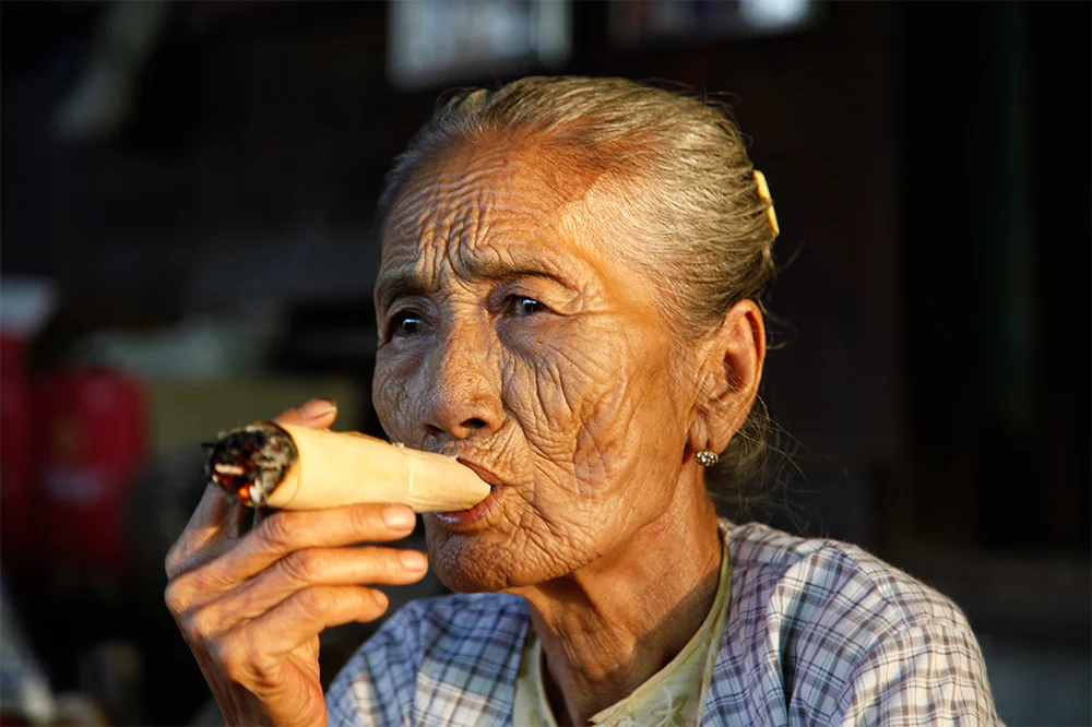 Smoking a cheroot