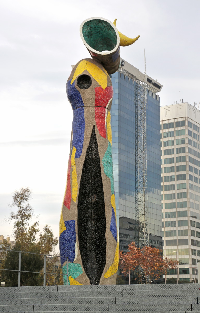 Fontaine et Parc Miro aux côtés des Arènes © JJ Serol