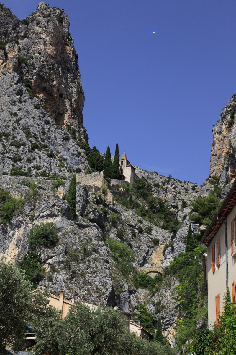 Moustier-Sainte-Marie et son étoile © S.D