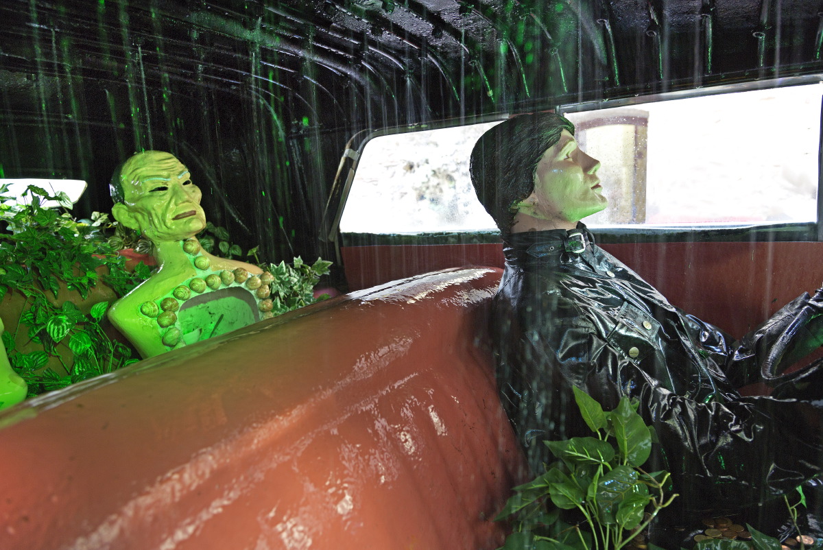 Mise en scène surréaluste de "la cadillac qui prend l'eau" à ne pas manquer dans le vestibule d'entrée © JJ Serol