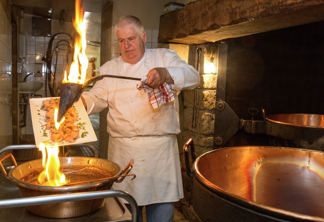Jacques Carles, foie gras et chaudron de cuivre sur feu de bois © JJ Serol