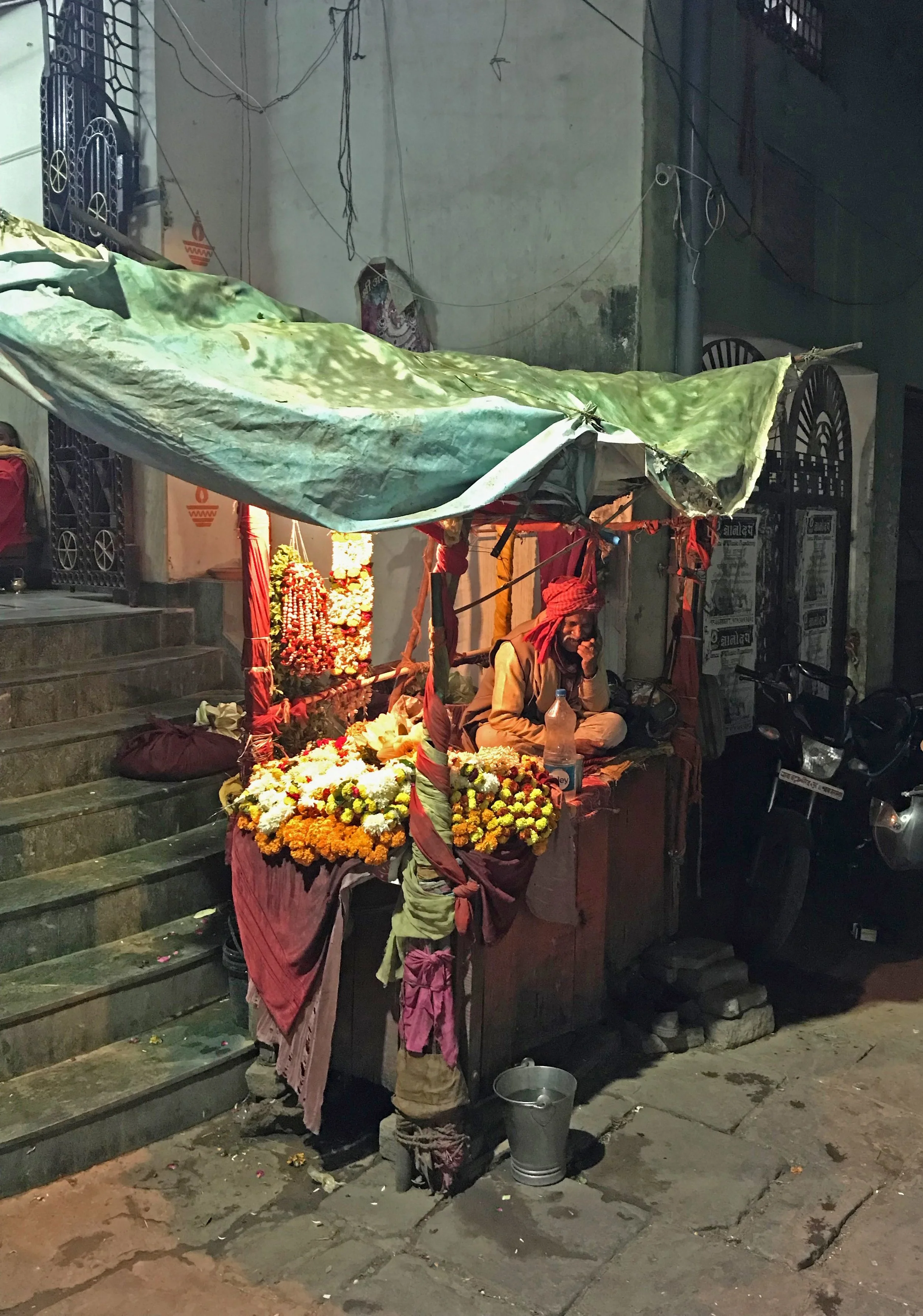 Dépanneur de nuit à Varanasi. © CF Focquet
