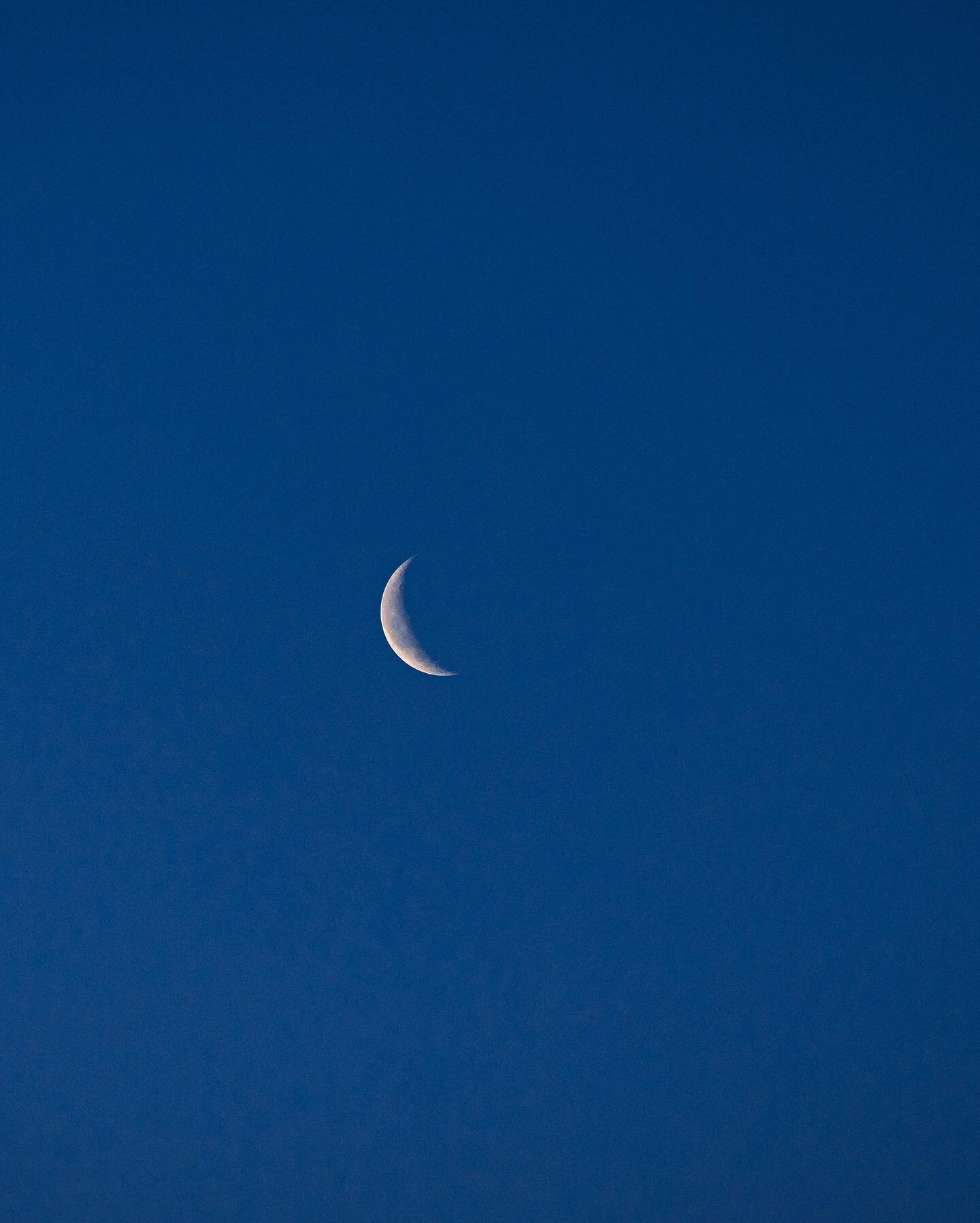 Wishing Eid Mubarak to everyone ...
👉 swipe for a closer look at the crescent moon
.
.
.
🖼 The crescent moon lighting up the last nights of Ramadan announcing the arrival of Eid holidays.

📸 Captured around the 28th night of Ramadan 2022.

📷 Shot