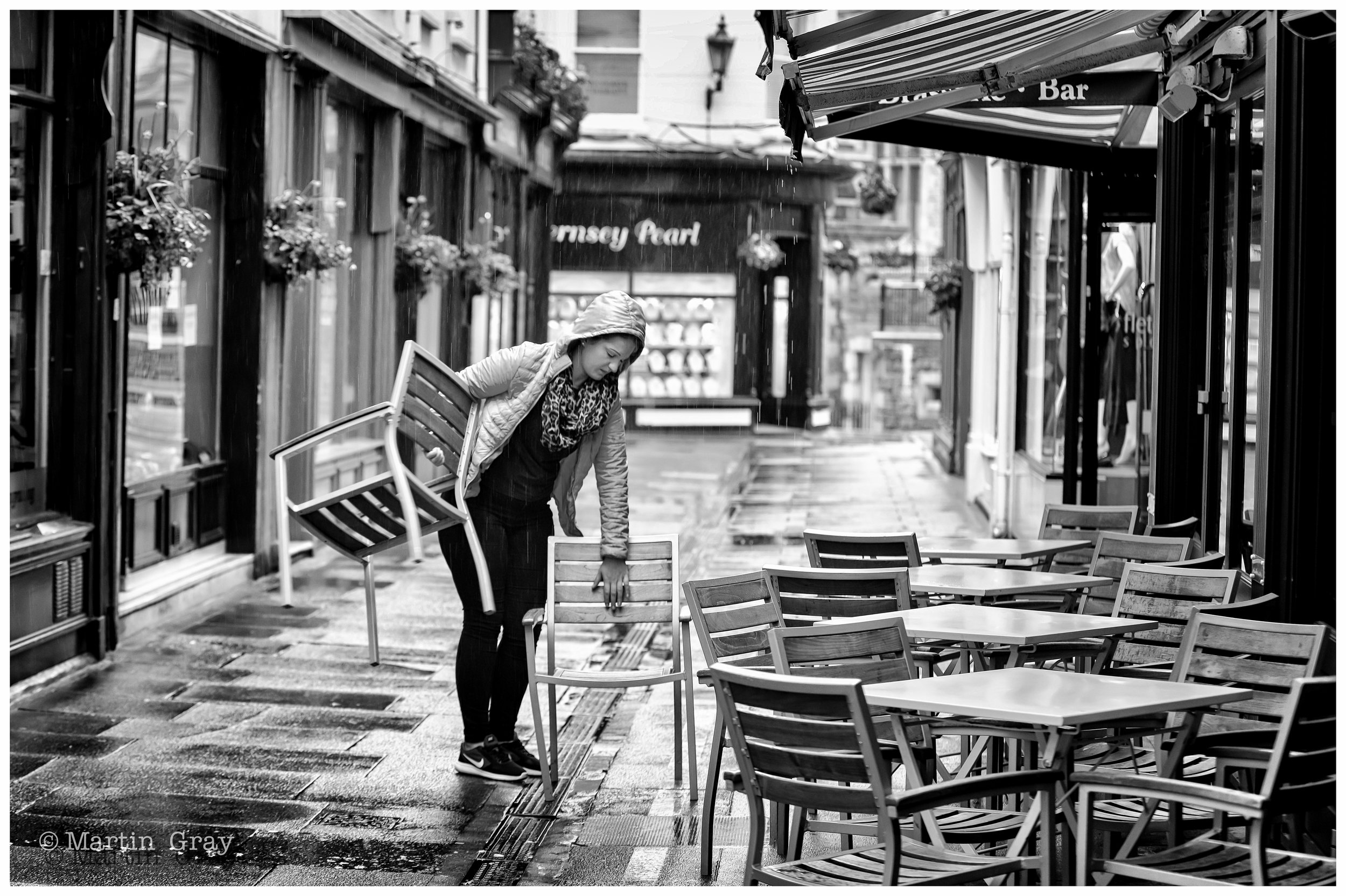 'Eating Al Fresco? Non'... A St Peter Port Restaurant prepare for a brisk trade...