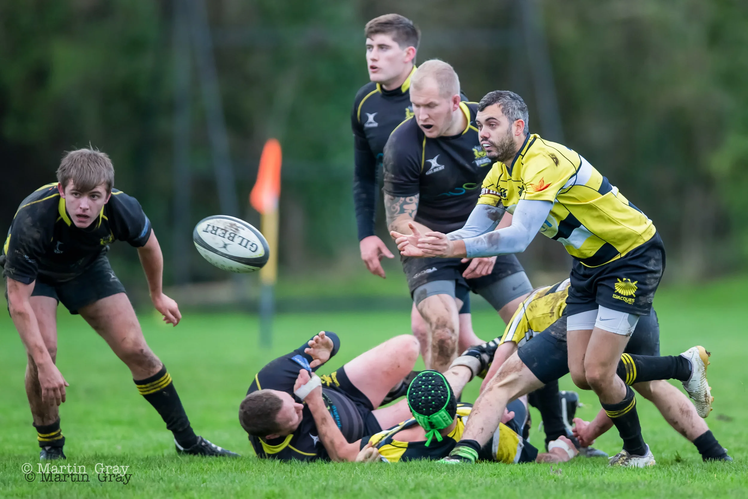 Alex Burt offloads a pass-5981.jpg