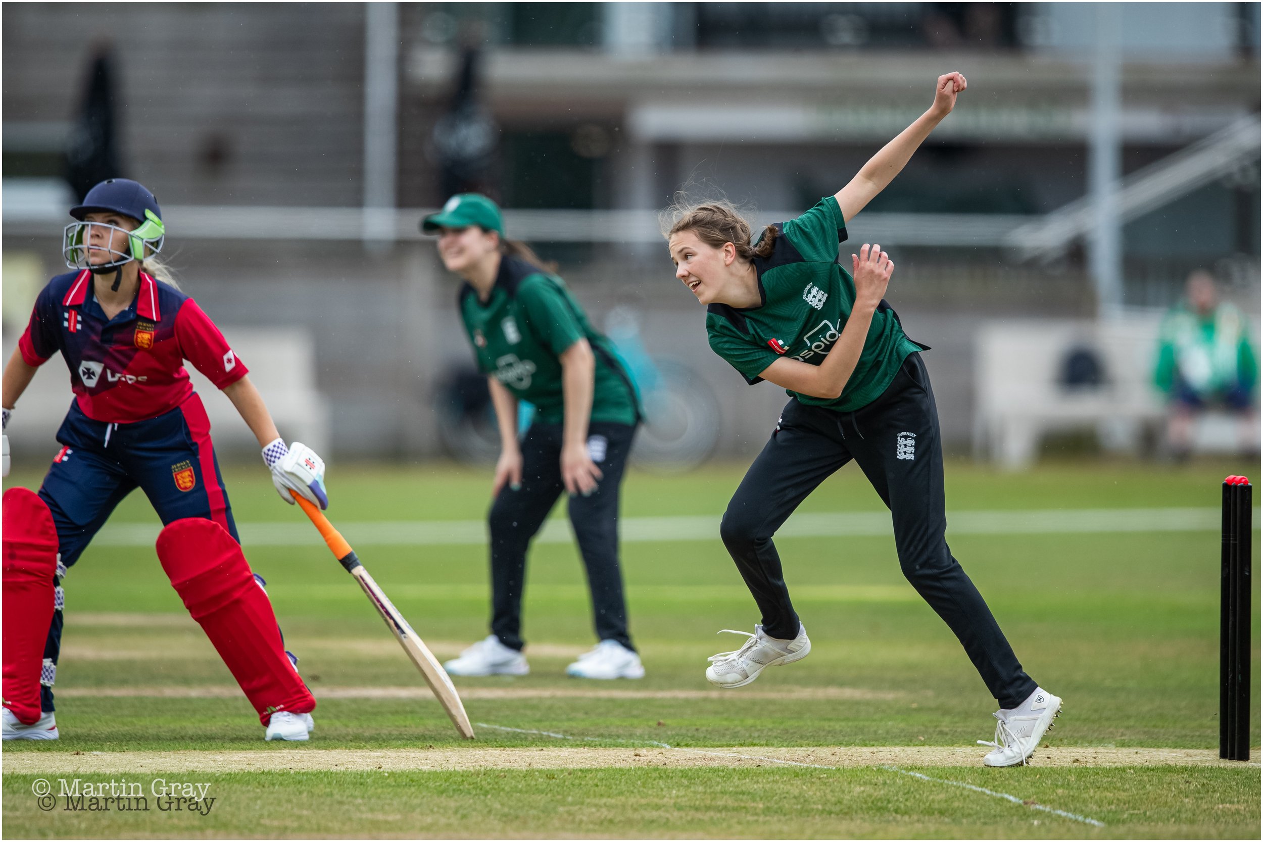 Molly Robinson bowling from the DeBeauvoir End-4324.jpg