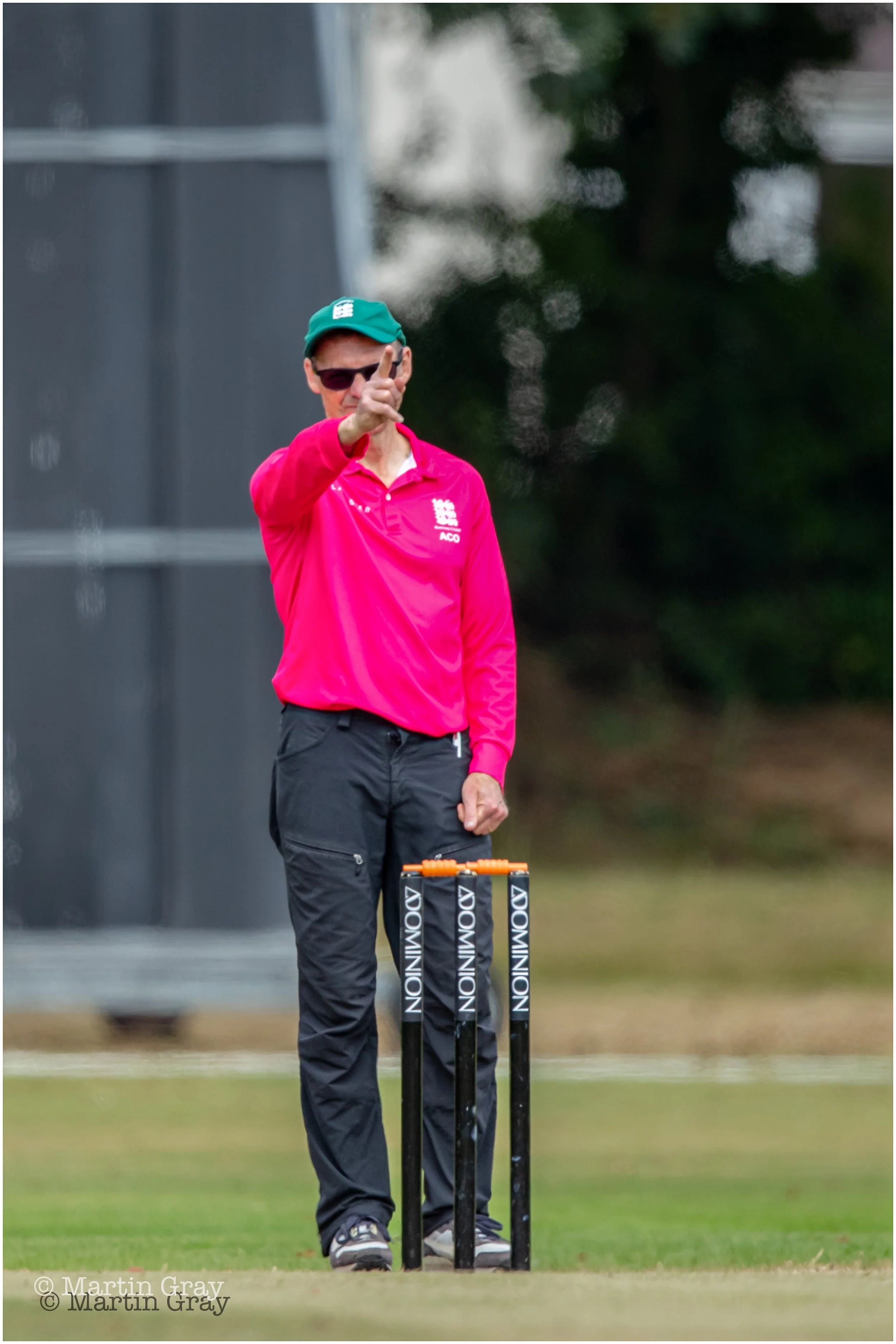 Umpire Barrie Duerden-8941.jpg