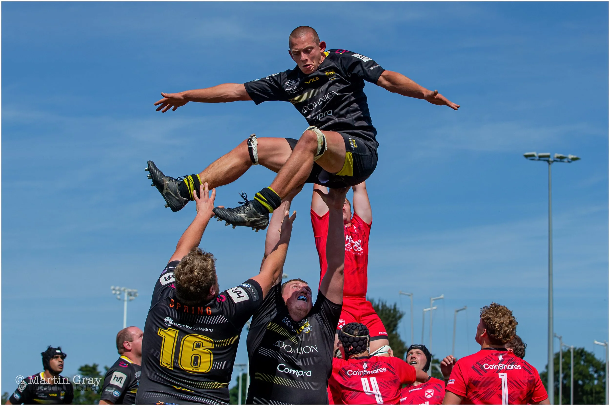Tom Judd falling away in lineout-8738.jpg