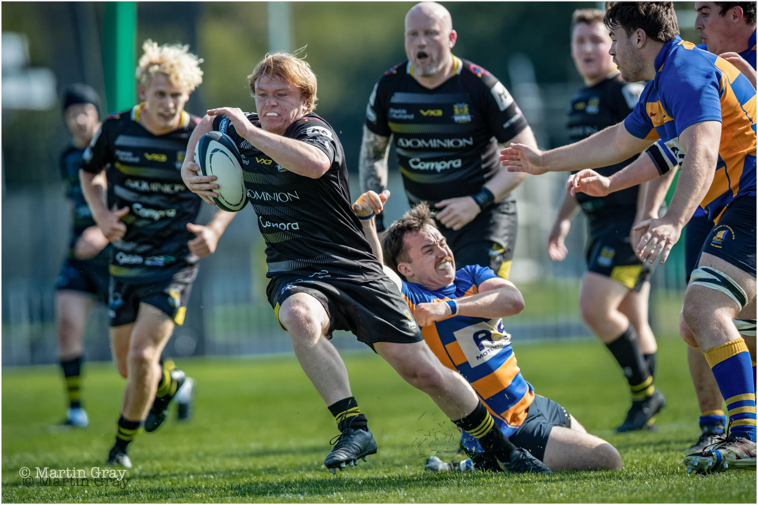 Calum Spinney slips a tackle attempt-5280.jpg