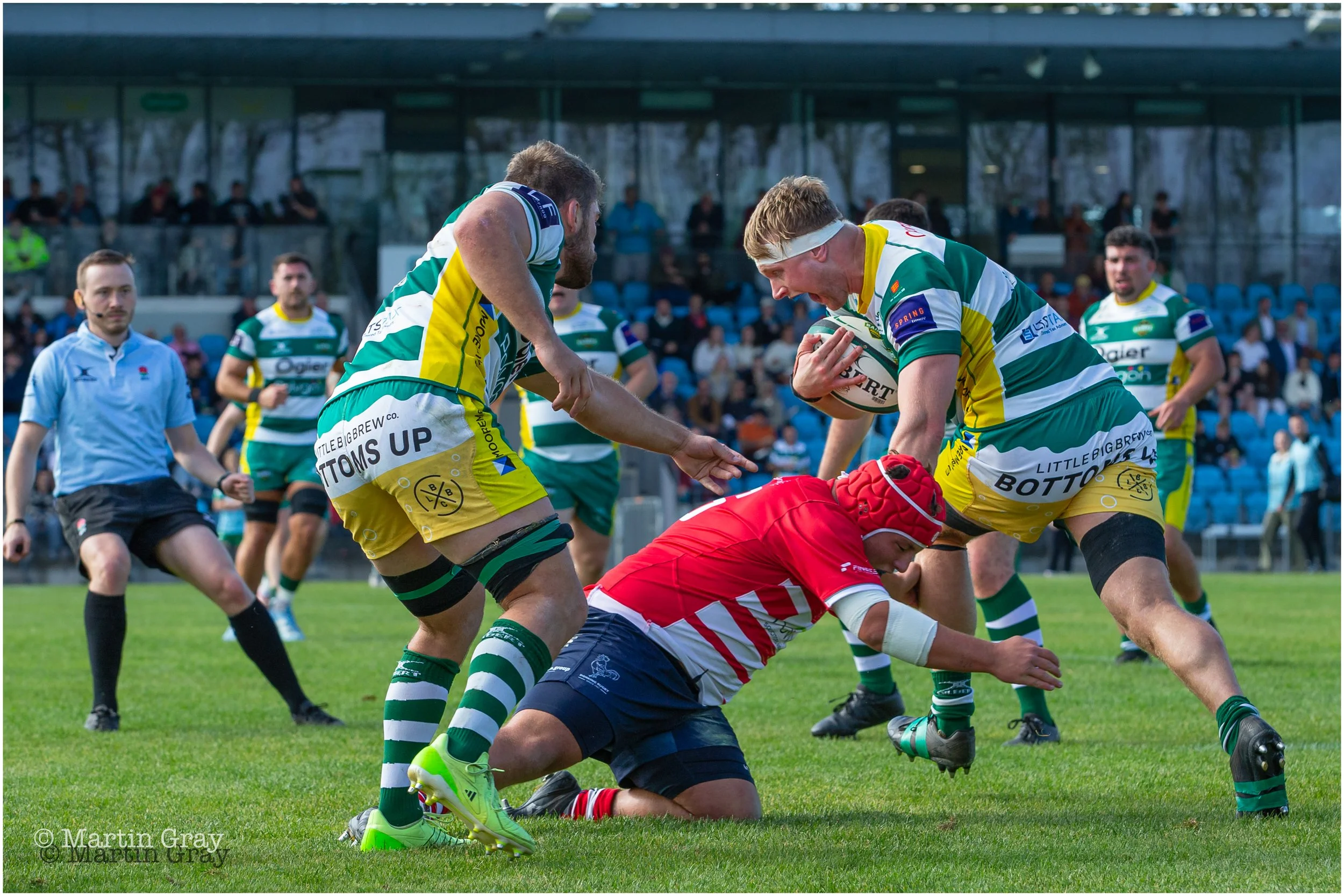 Charlie Wilkinson hands off a challenge-0126.jpg