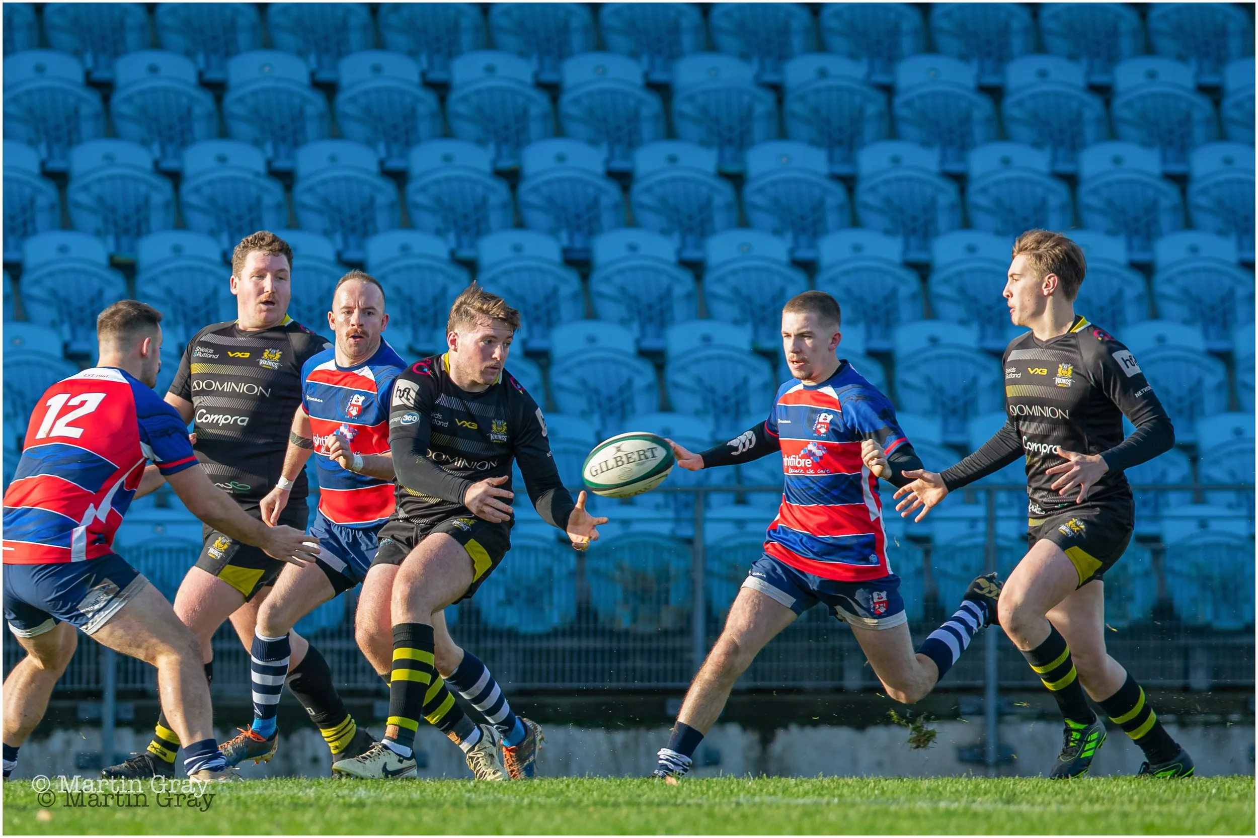 Niall McGann offloads to Alex Simpson-3309.jpg