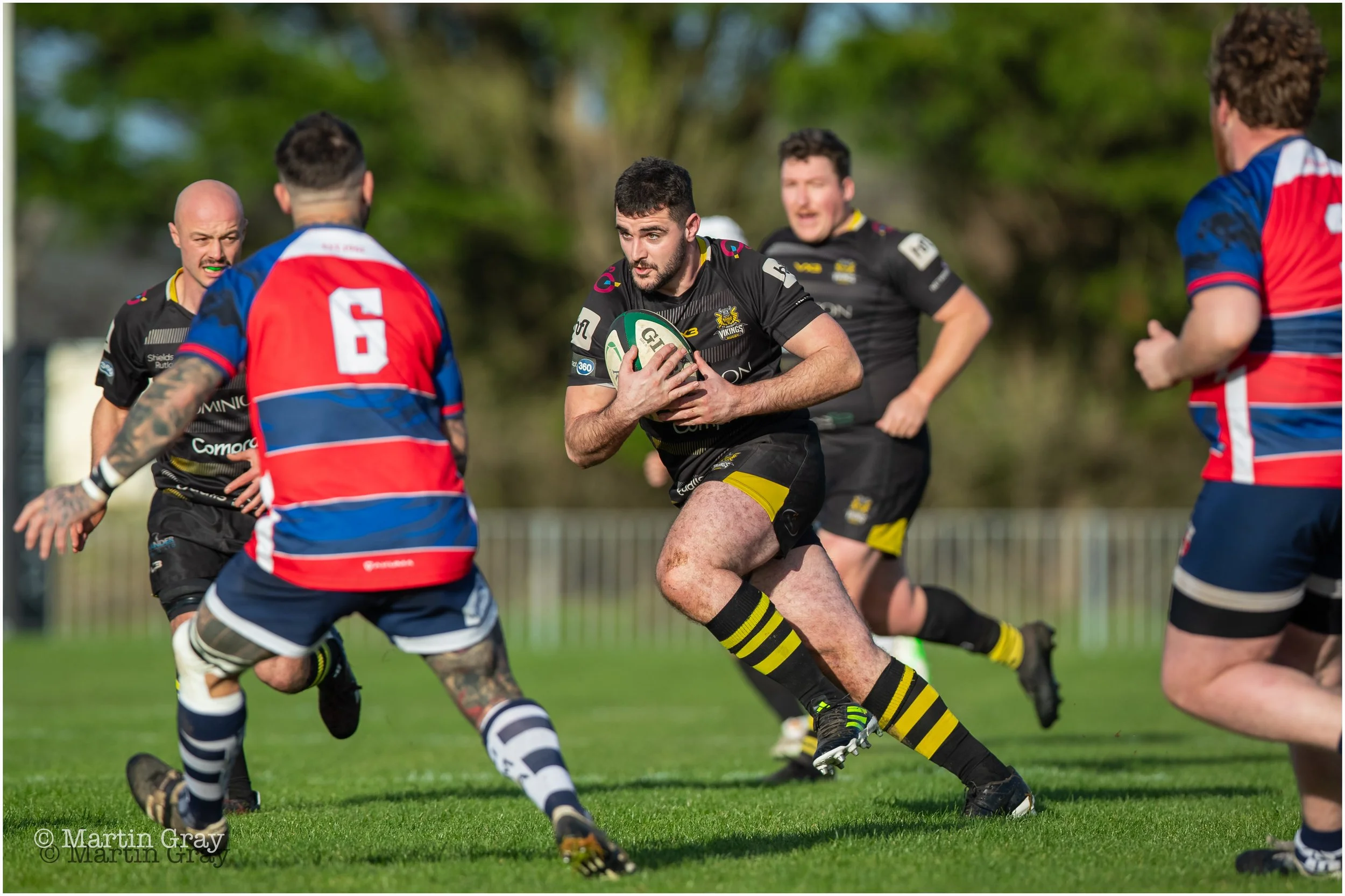 Phil Le Noury breaks from the centre-3241.jpg