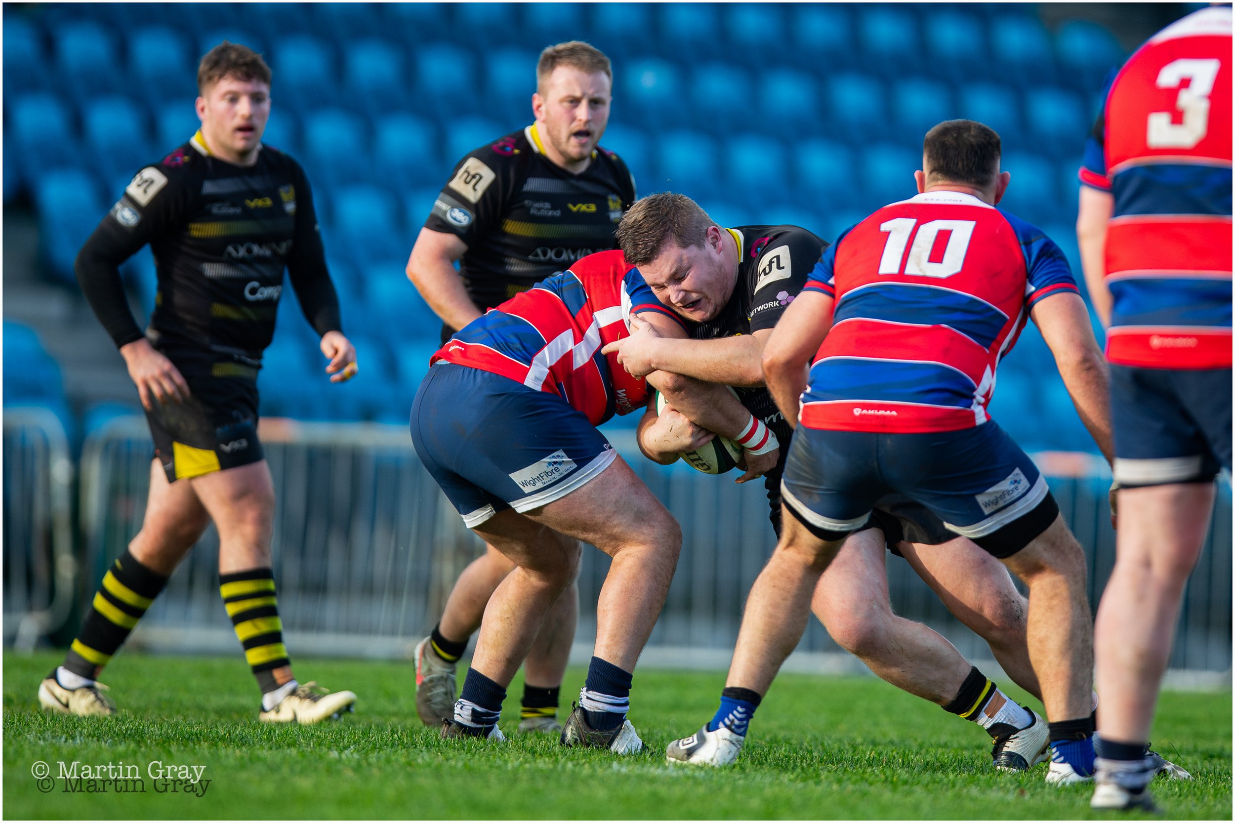 Tom Bray powers into a tackle-3558.jpg