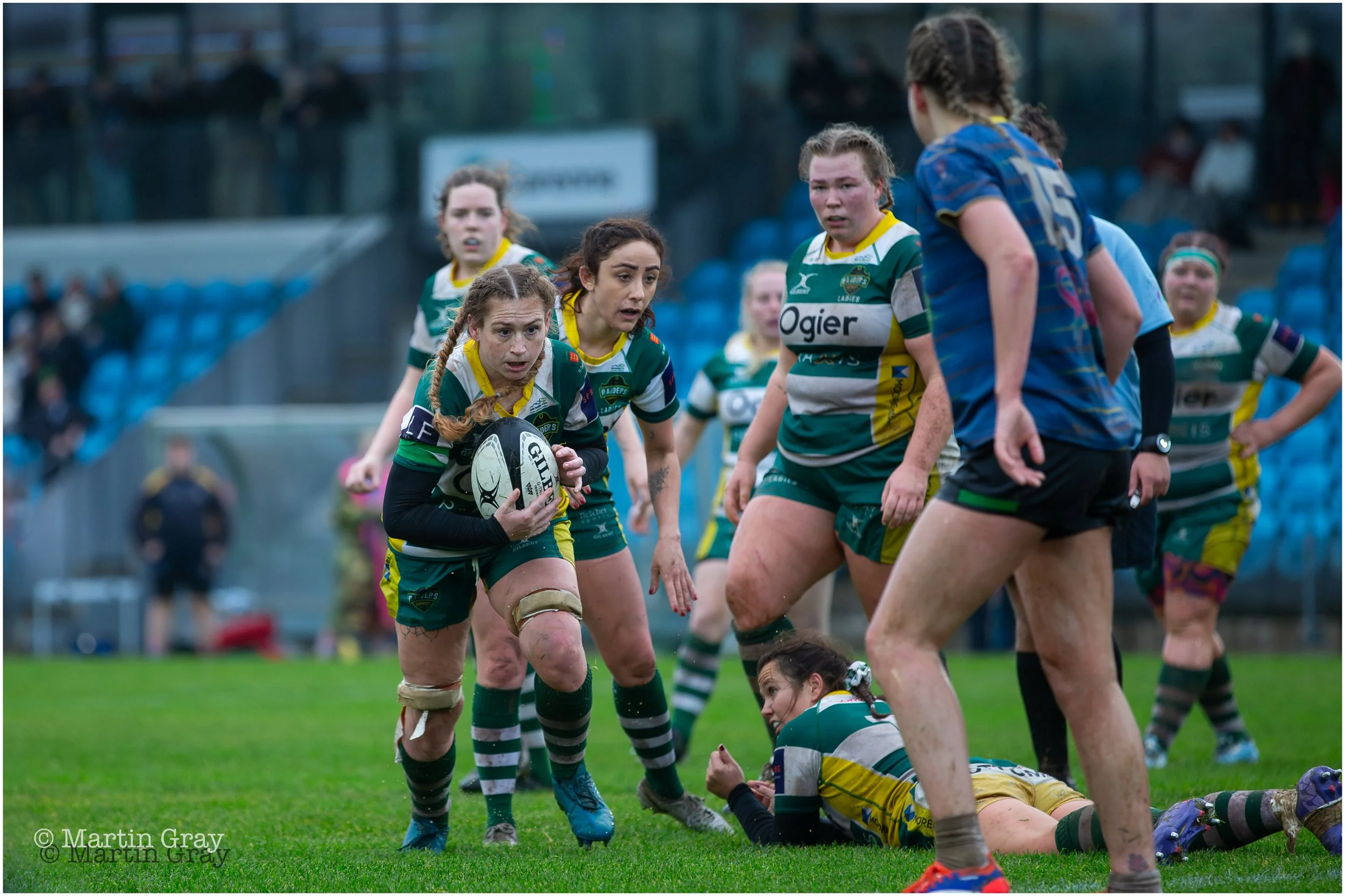 Kayleigh Oliver breaks inside the Worthing 22 as Raiders look for the winning Try-7557.jpg