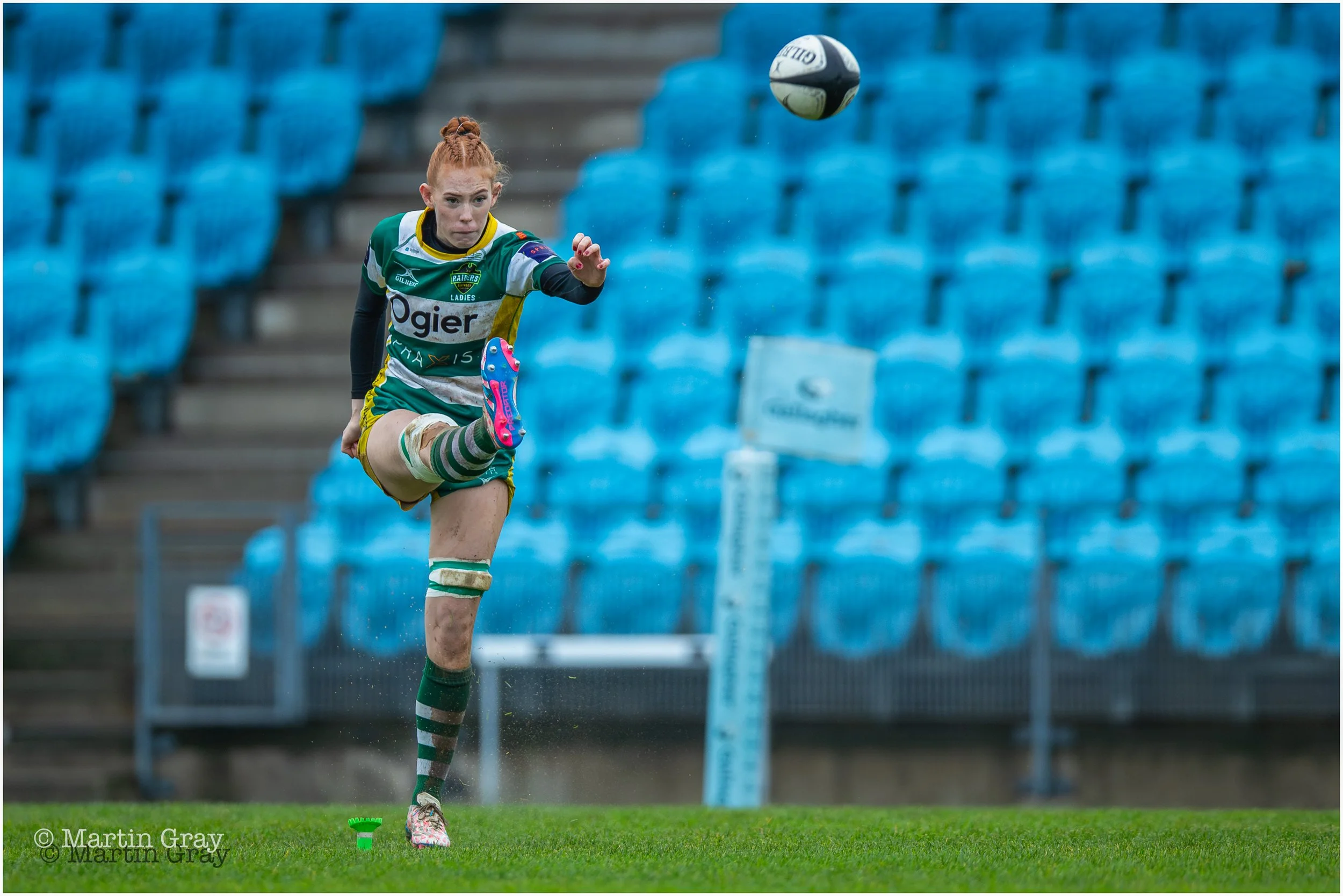 Molly Farrell kicks for goal-6294.jpg