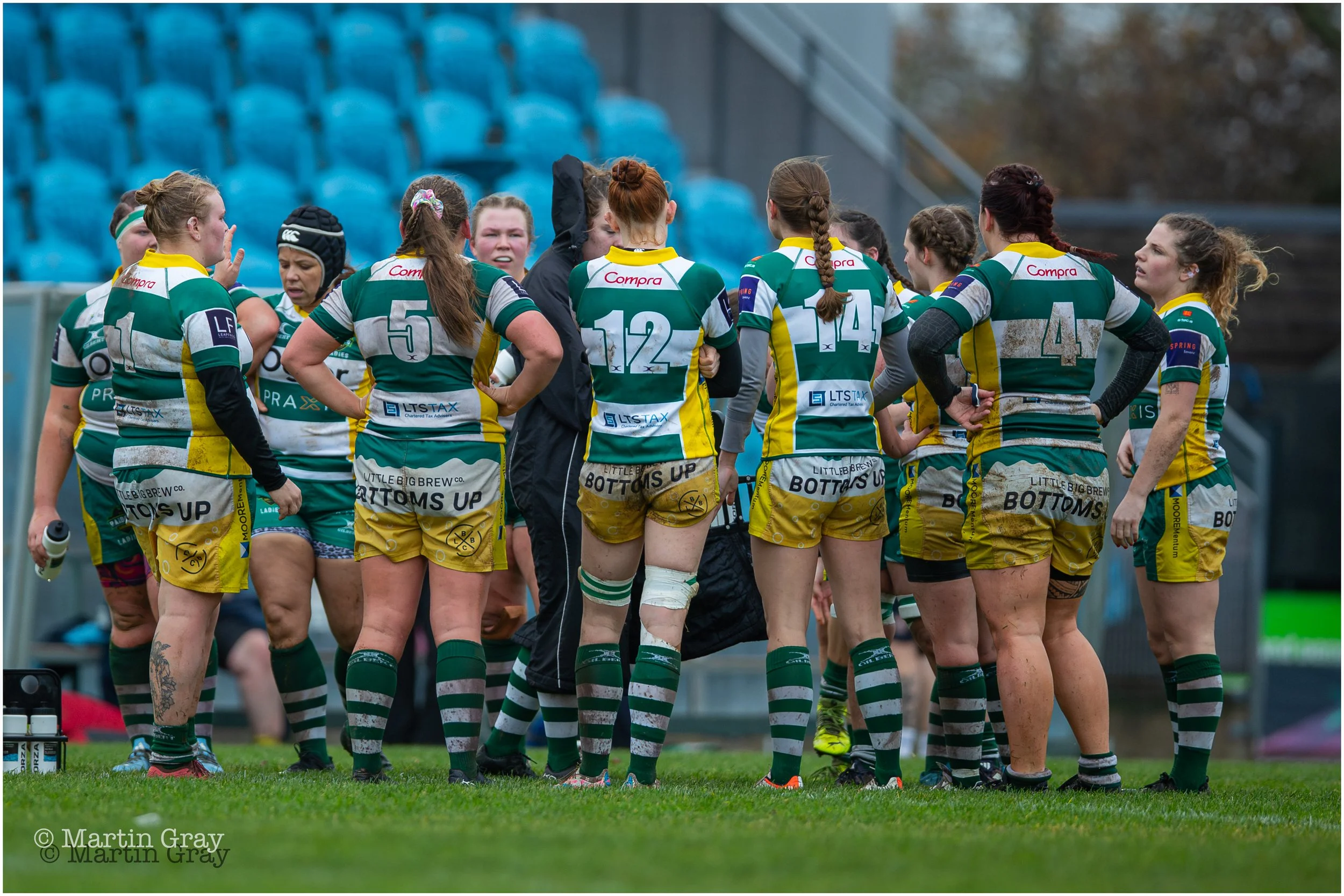 Raiders Ladies team huddle-6030.jpg