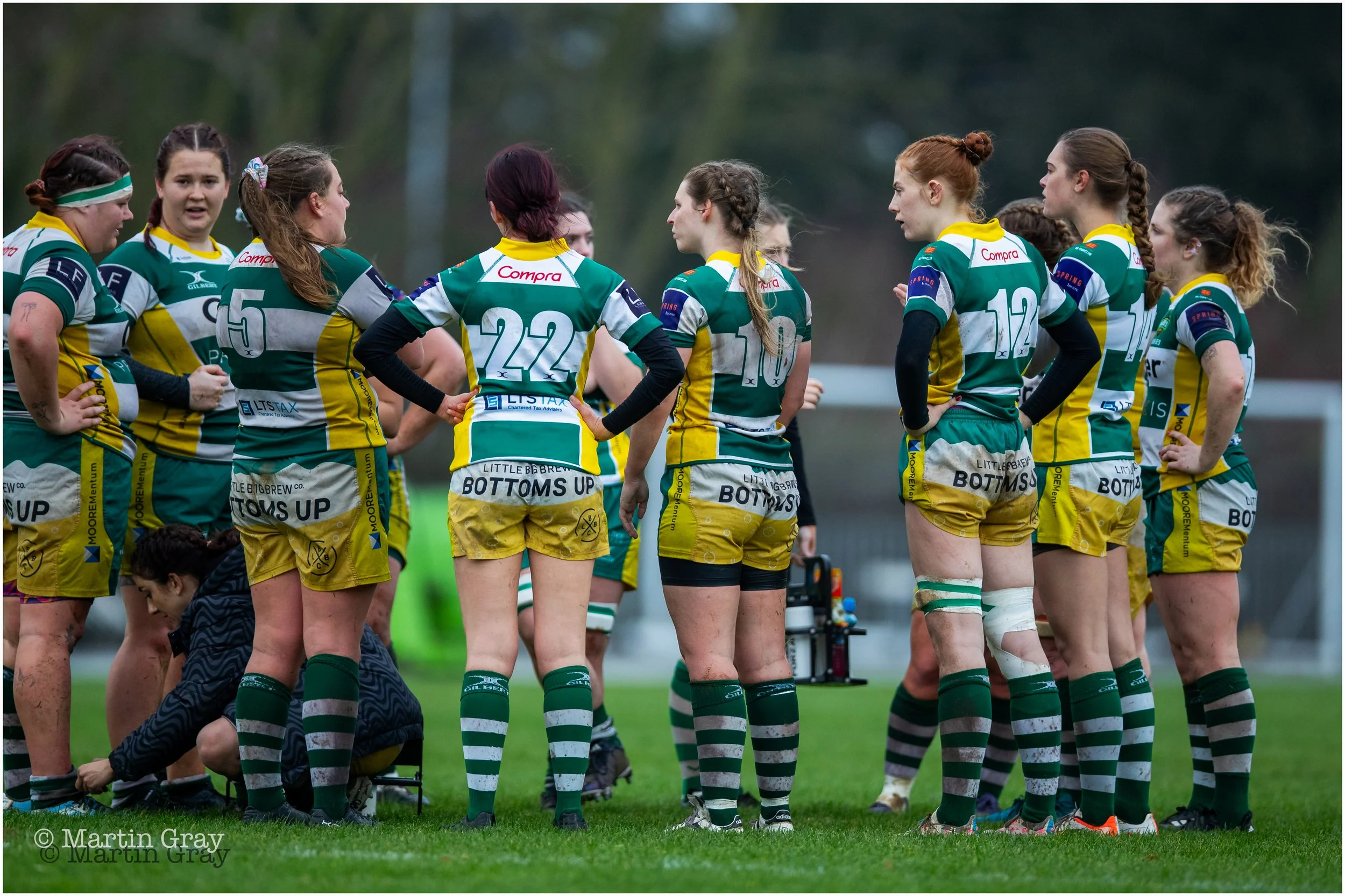 Raiders Ladies team huddle-6222.jpg