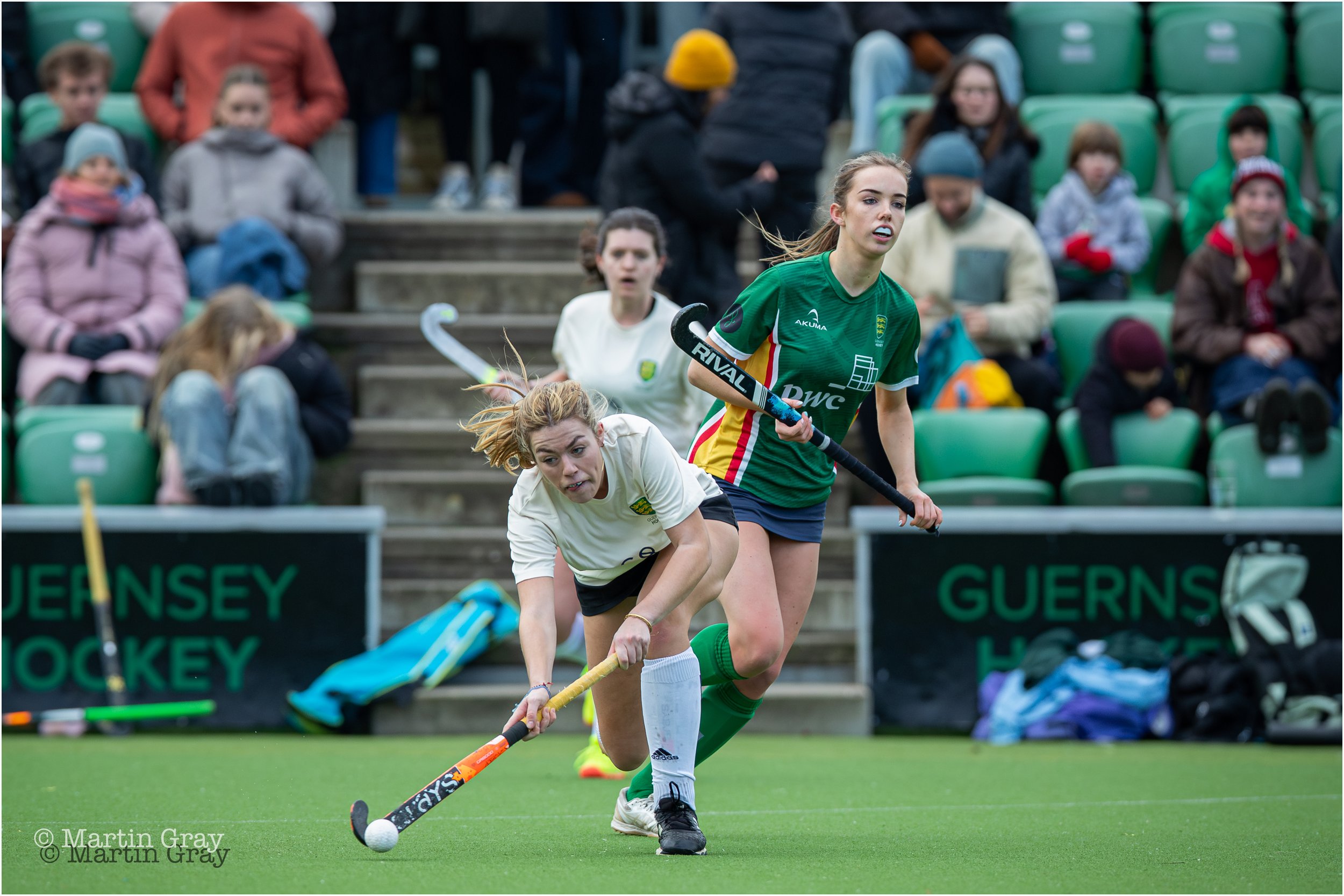 Minnie Swaisland long ball from the centre-7249.jpg