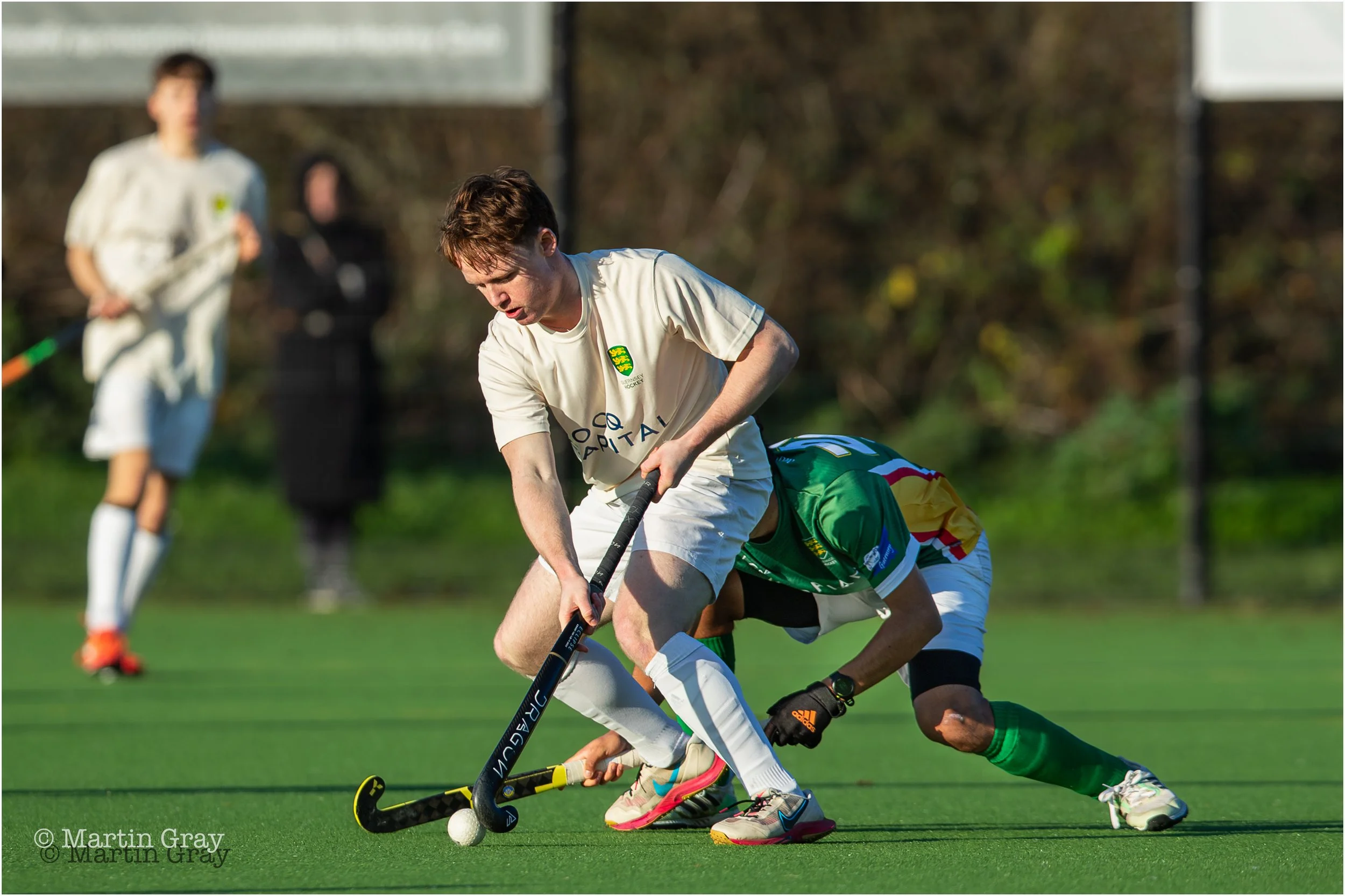 George Le Roux turns to pass Jake Taylor-8059.jpg