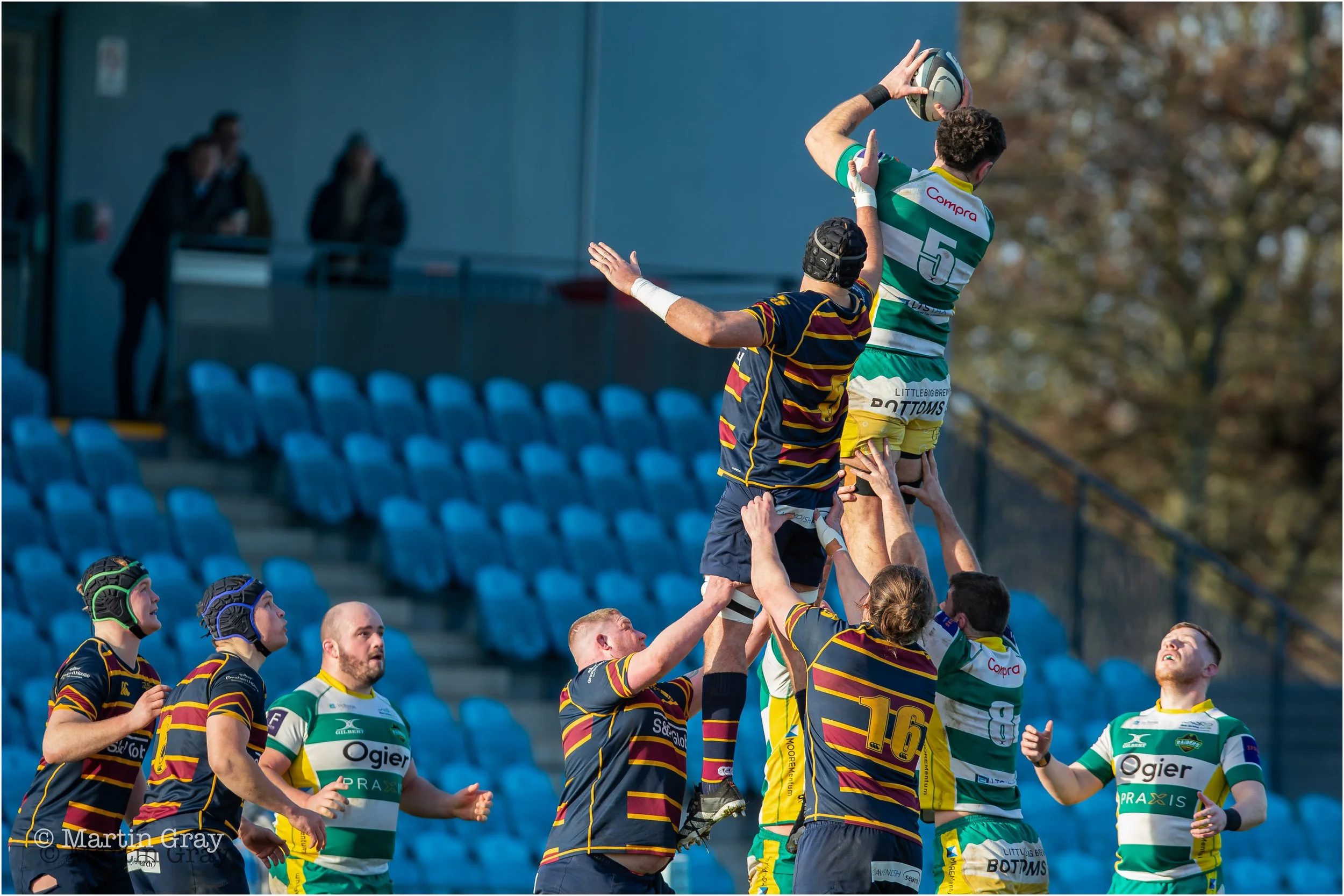 Brad Webb winning lineout ball-9205.jpg