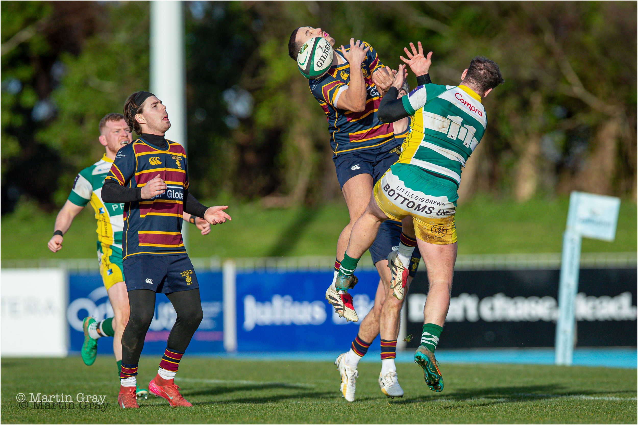 Ethan Smith contests an aerial ball-9268.jpg