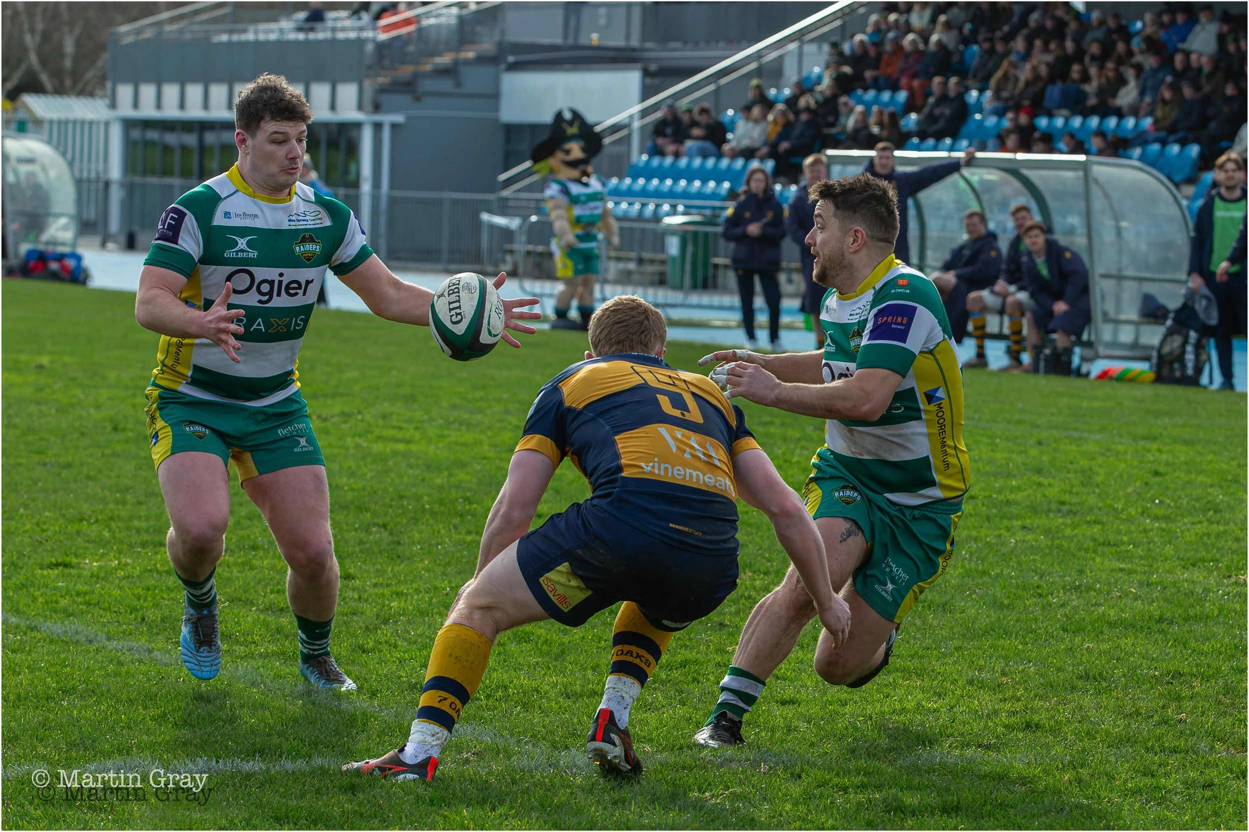 Dale Rutledge offloads a pass-1573.jpg