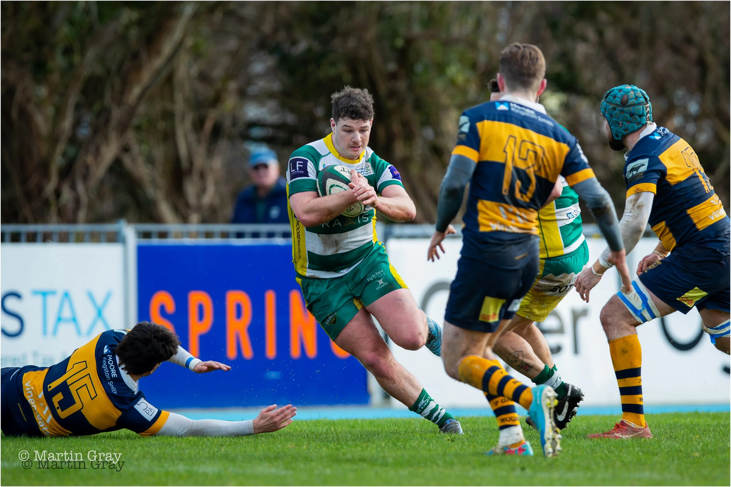 Ethan Smith cuts in from the touchline-9943.jpg