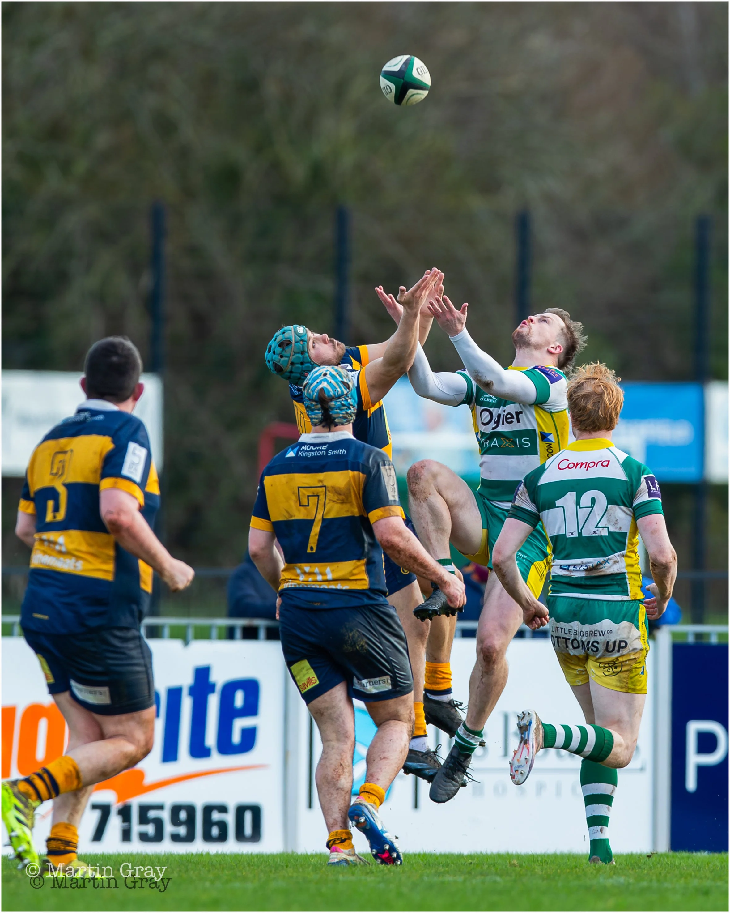 Ethan Smith jumps to win aerial ball-9870.jpg