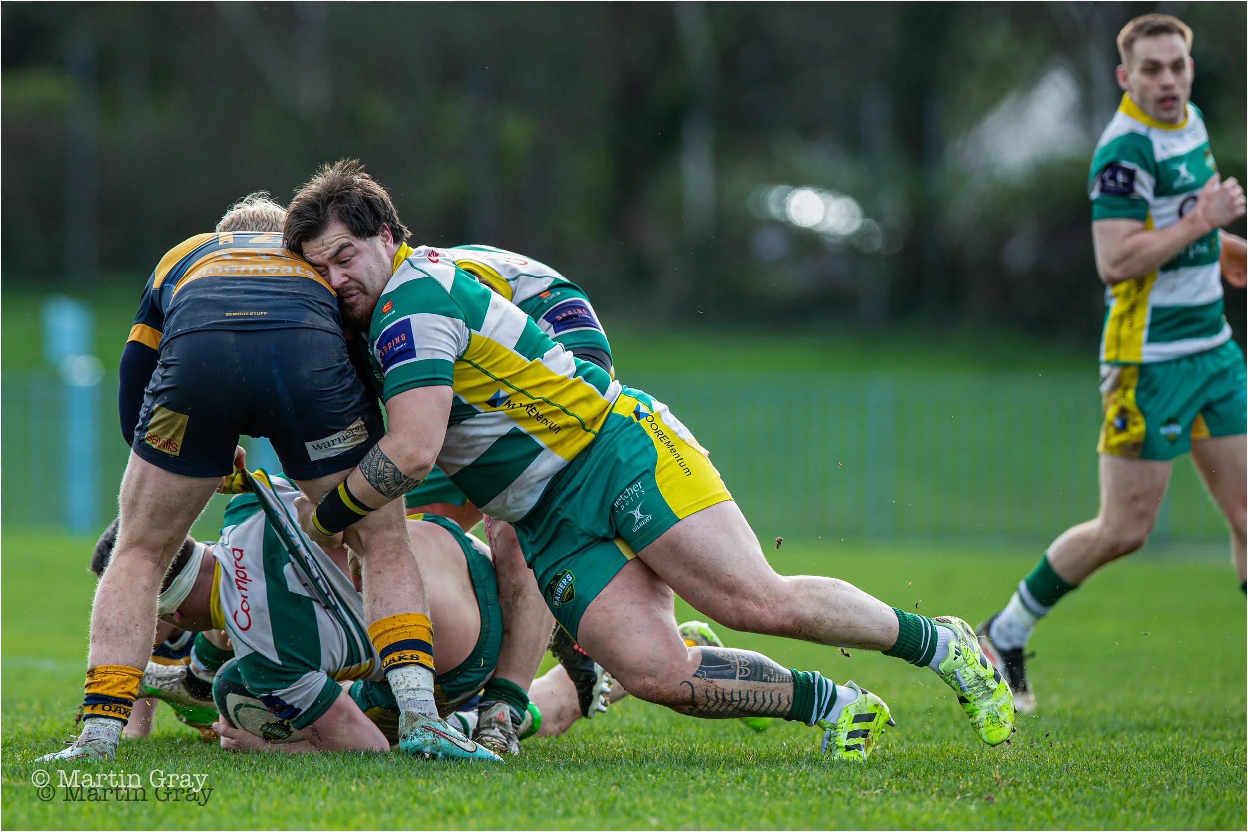 Jamie Dunn clears a Oaks player as Lewis Hillier goes to ground-9970.jpg