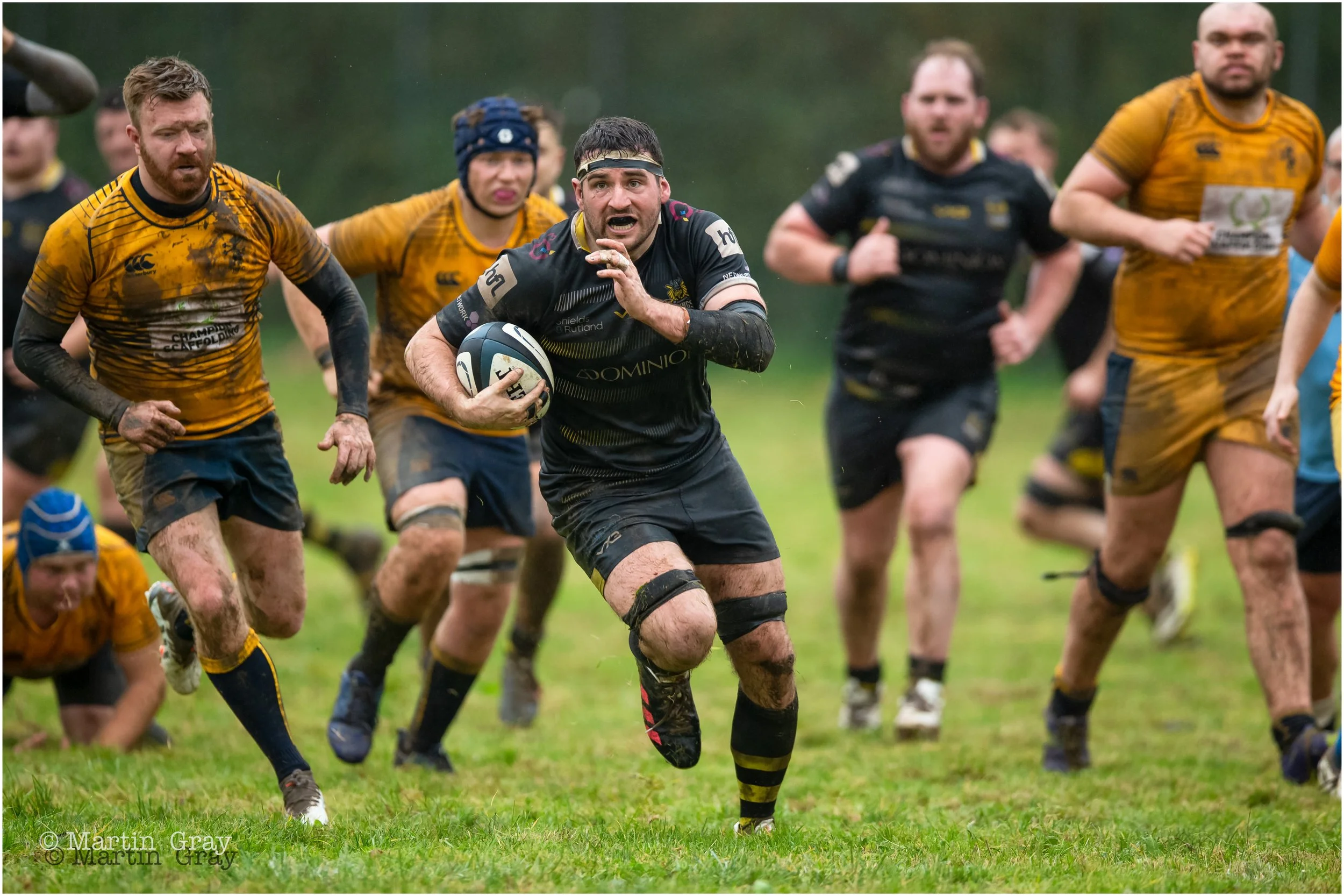 Liam Welch breaks in the centre-5817.jpg