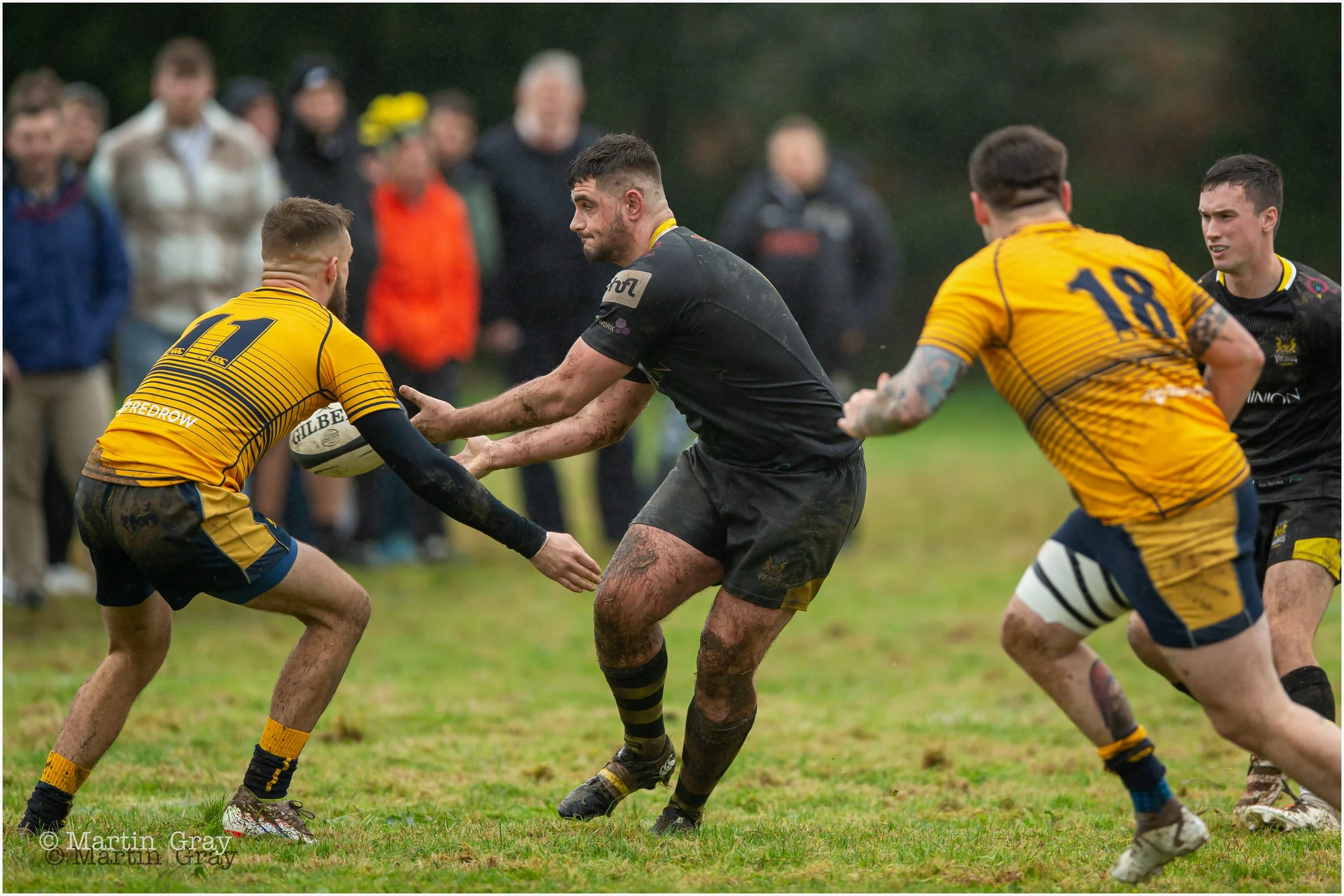 Phil Le Noury offloads a pass-5890.jpg