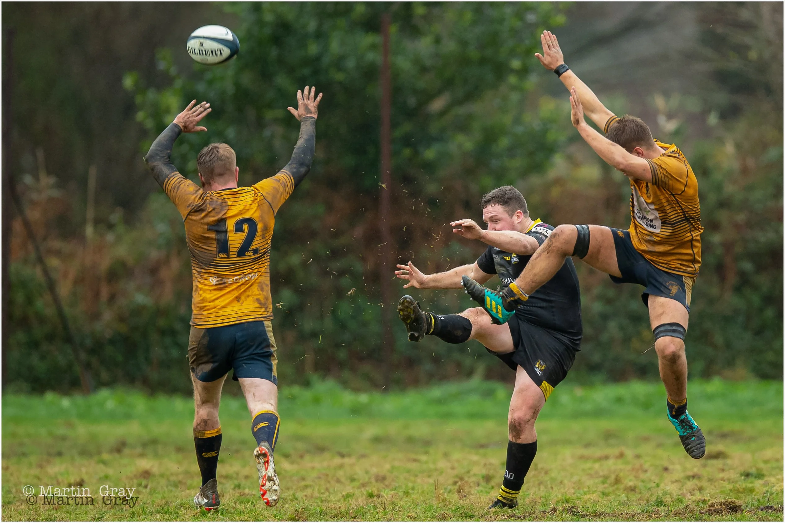 Tom Veillard clears from defence-5820.jpg