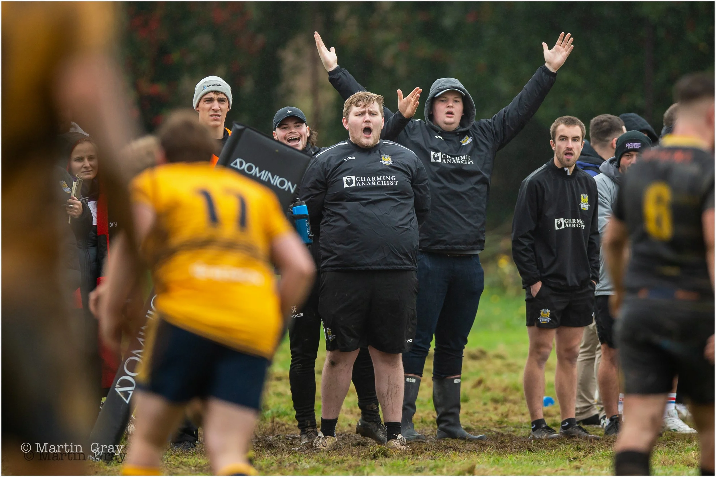 Vikings support in rain-5892.jpg