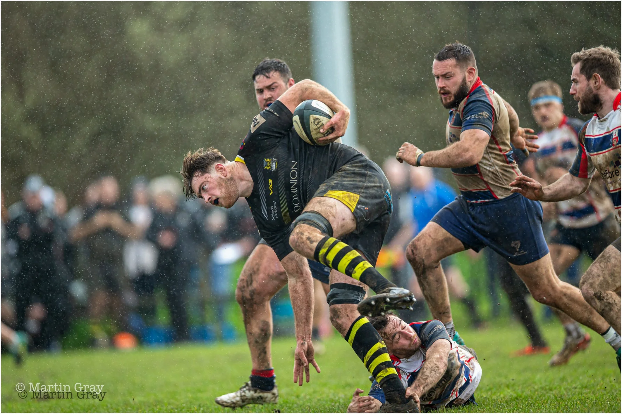 Keiran Williamson evades a tackle-9164.jpg