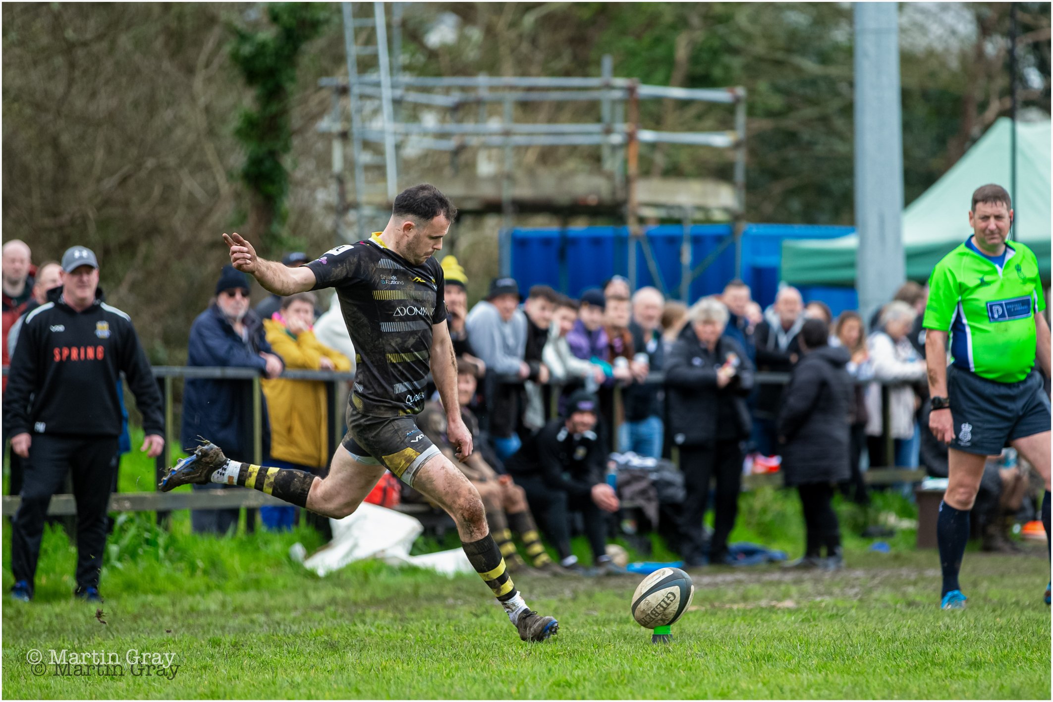 Matt Lomas kicks for goal-8581.jpg