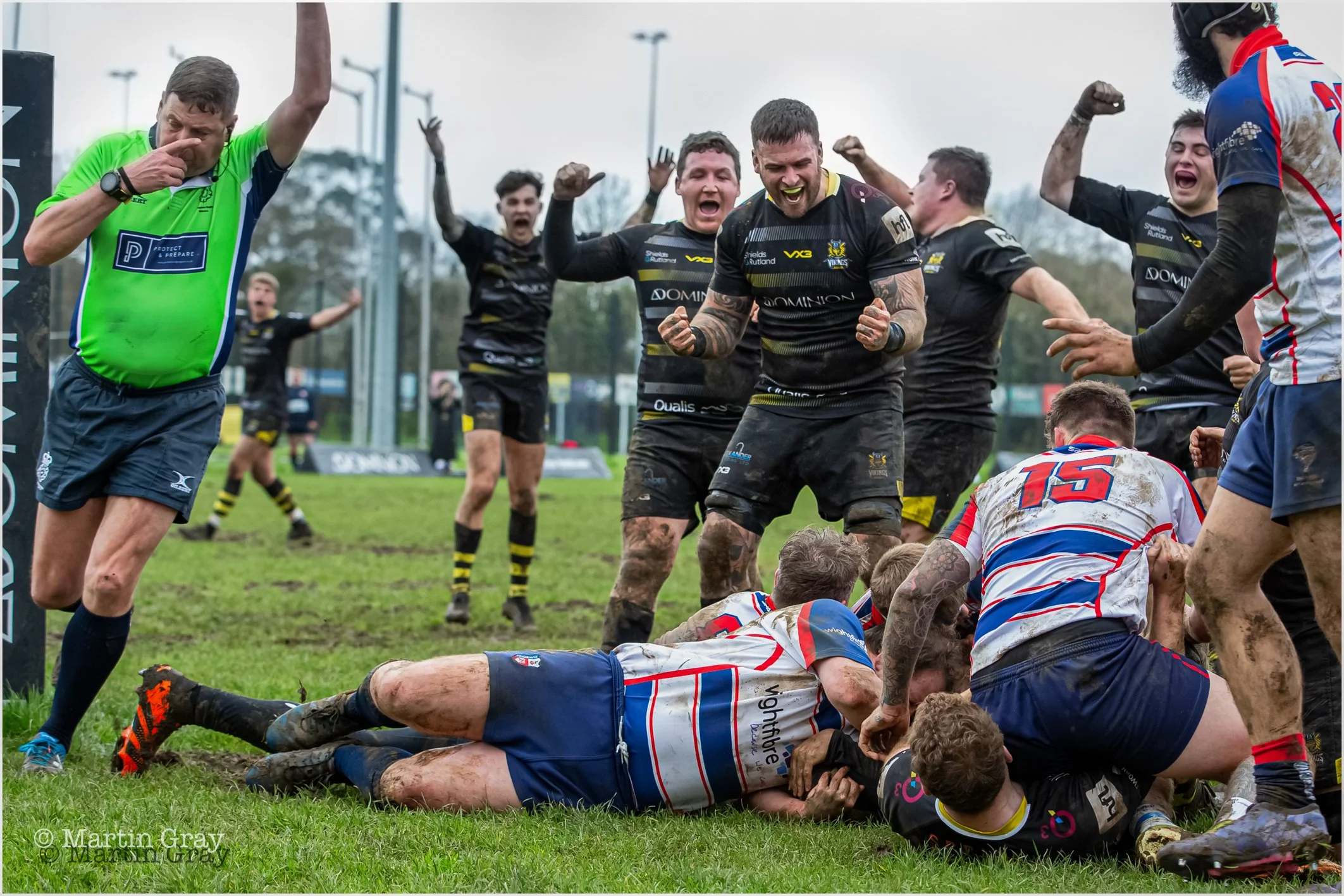 Vikings celebrate a Dan De Kock Try-8516.jpg