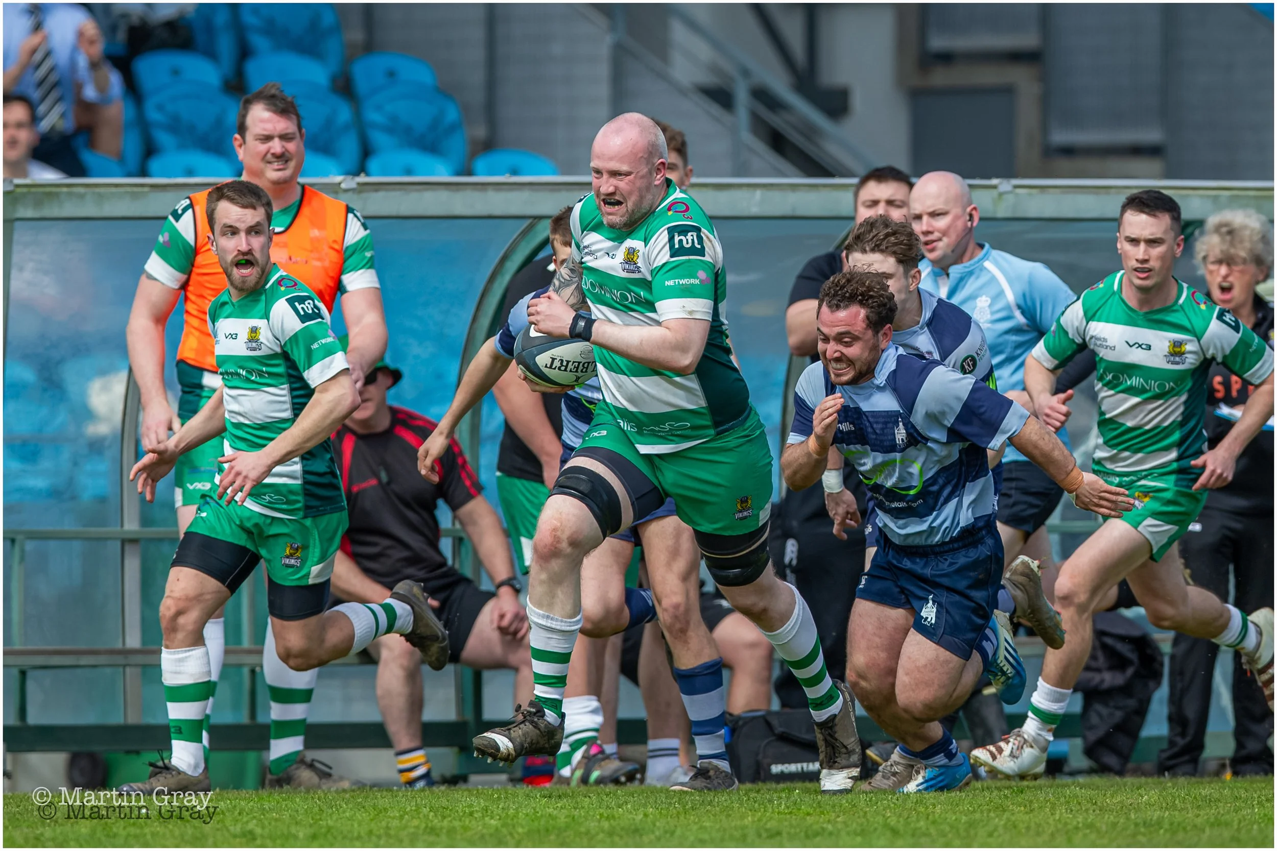 Angus MacCallum breaks on the wing-1200.jpg